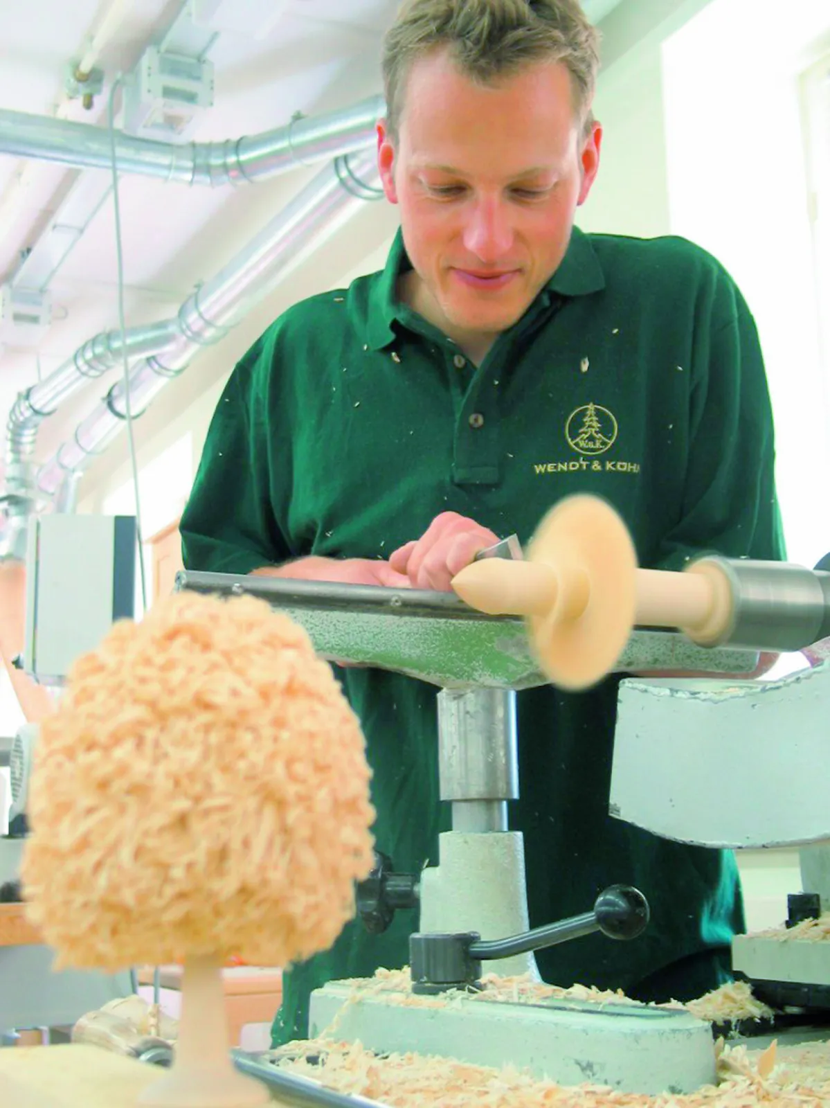 In the turnery, a deciduous tree is created from a piece of wood on the lathe.