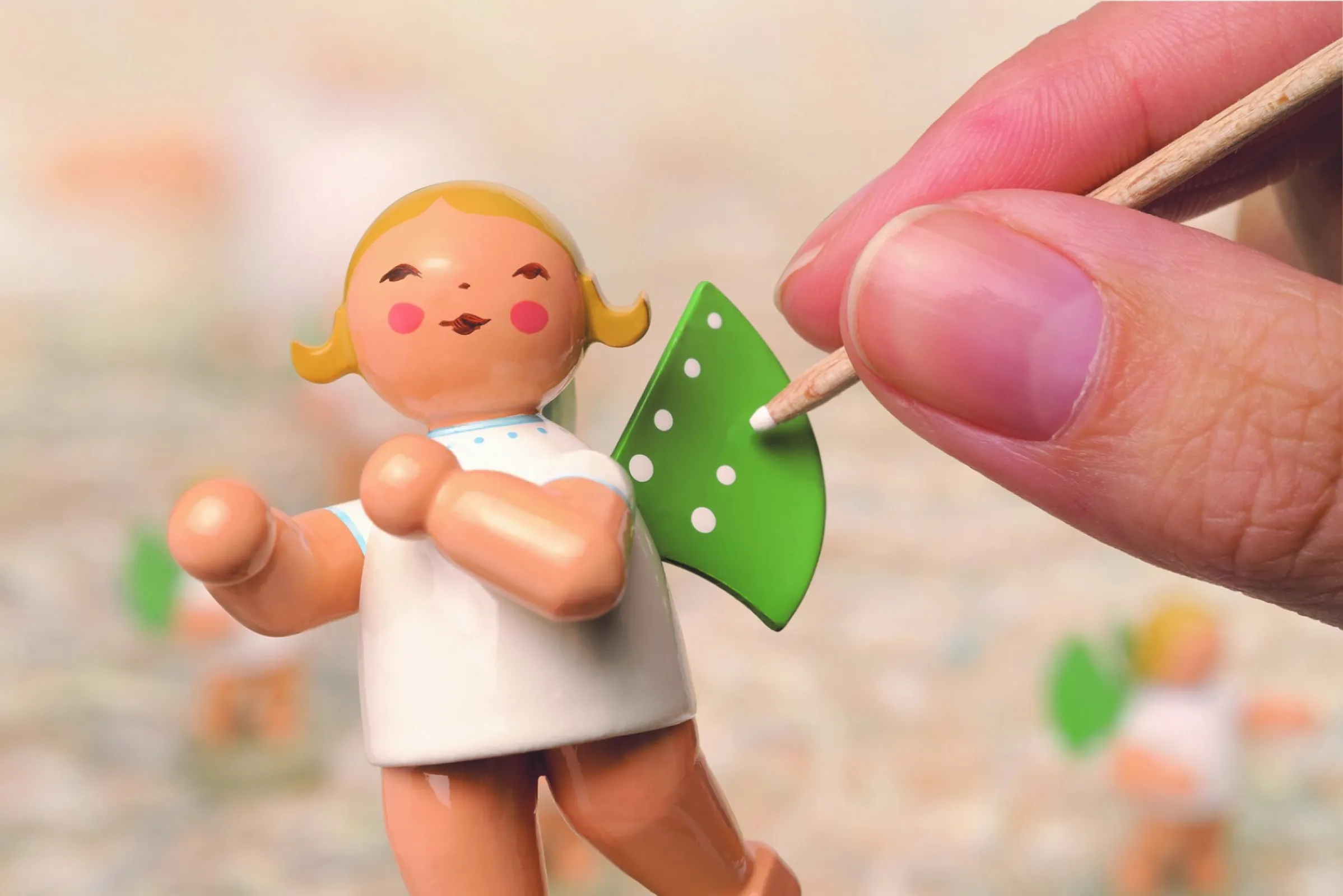 One of the last steps is to paint the wings. This gives the Grünhainichen Angel its characteristic eleven white dots.