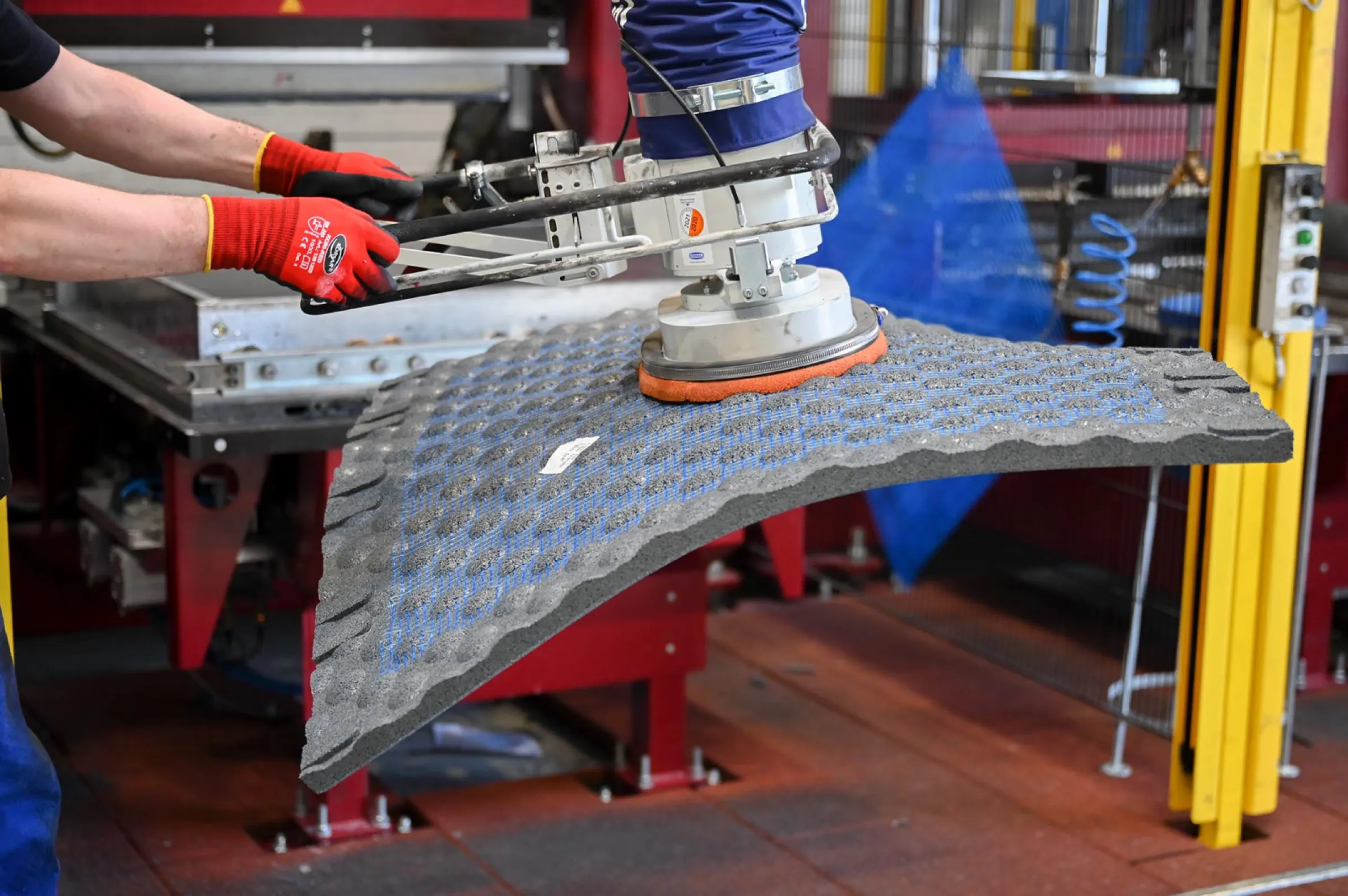 Lifting a rubber slab during production