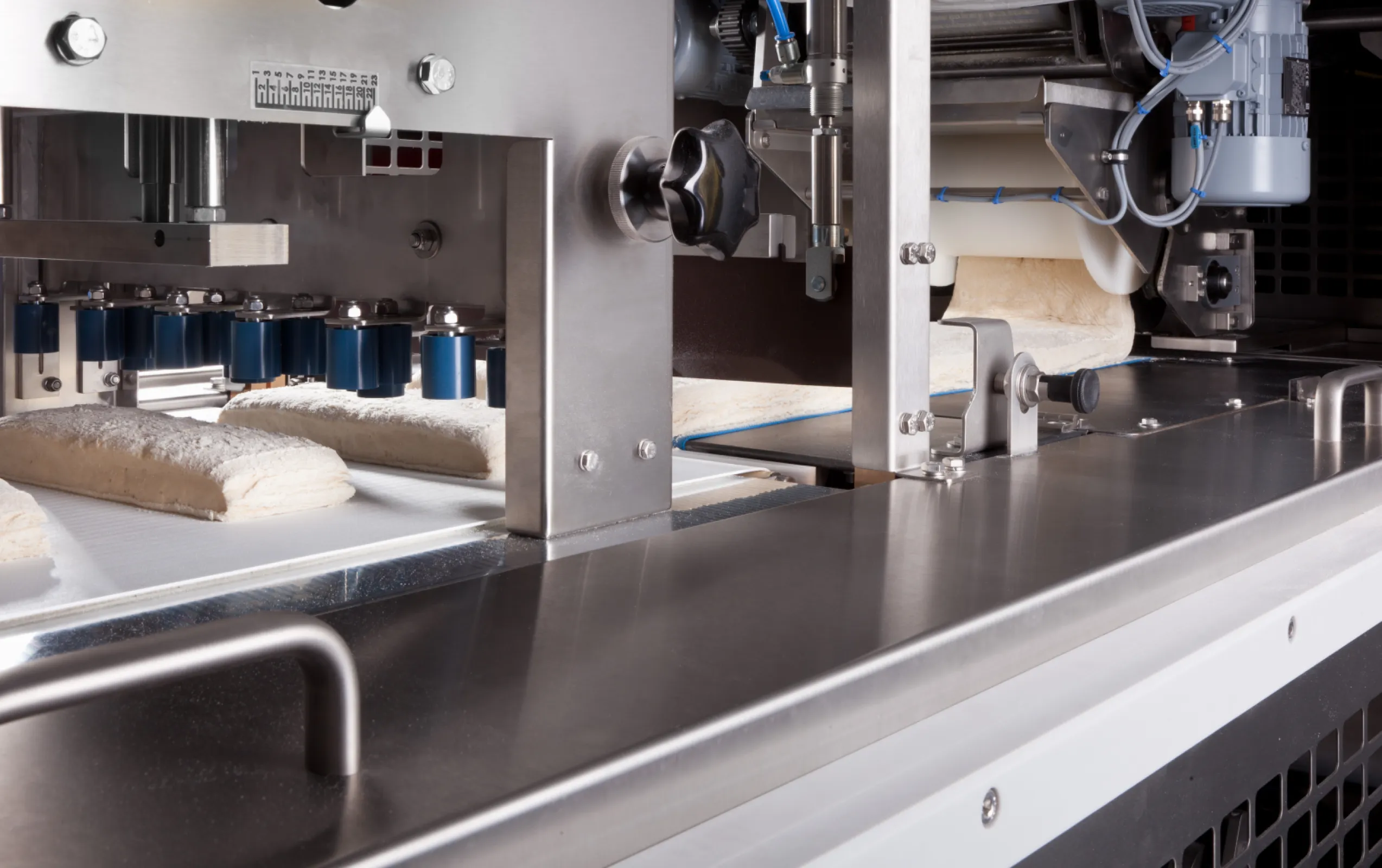 Low-dust processing flour for machine dough kneading