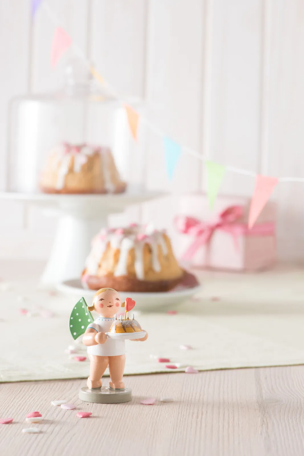 As a gift or decoration, the angel fits on every table.