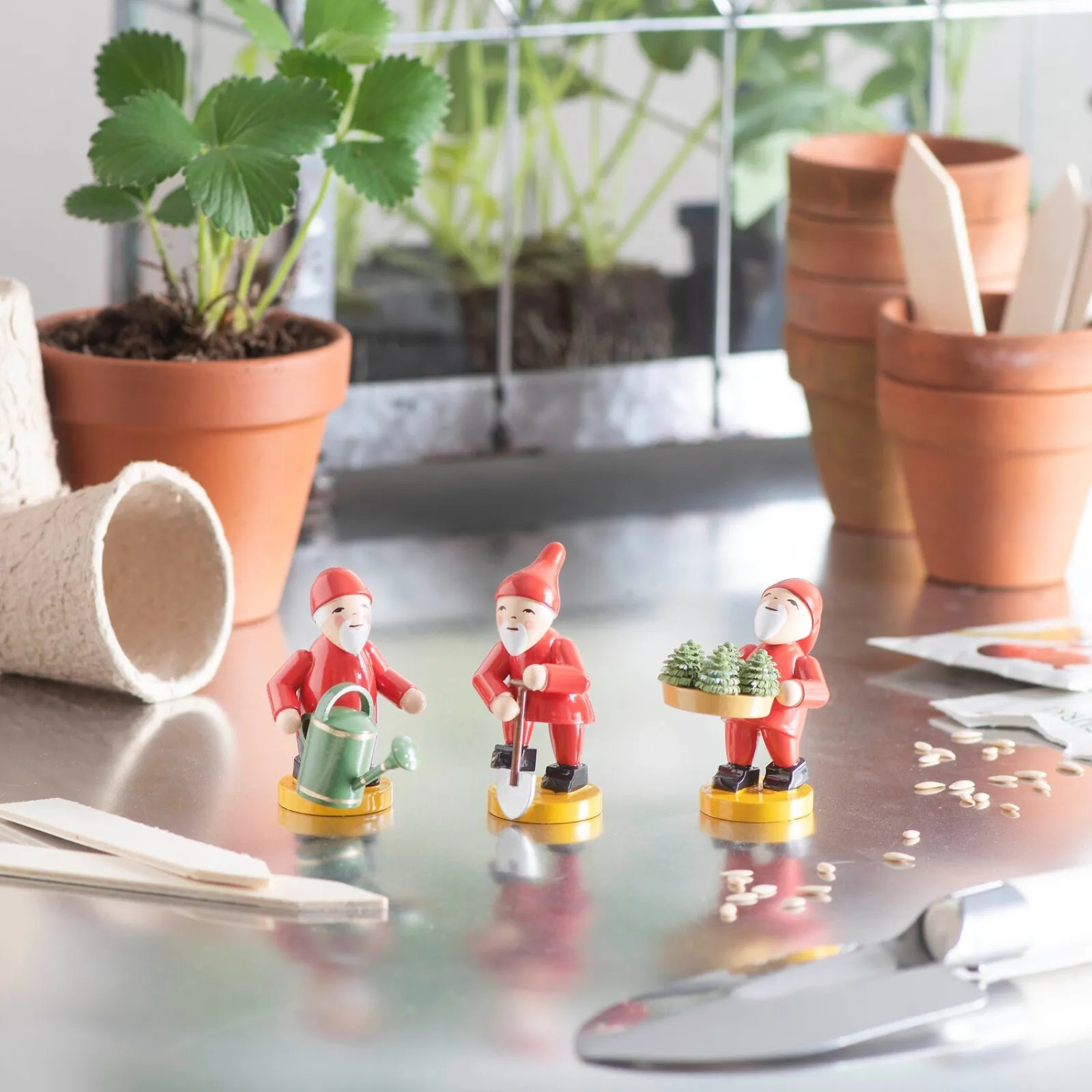 Are you looking for a unique gift that matches the recipient's hobby? Our figures have the right accessories to accompany their owners almost everywhere. This also includes our gnomes who are always ready to lend a hand.