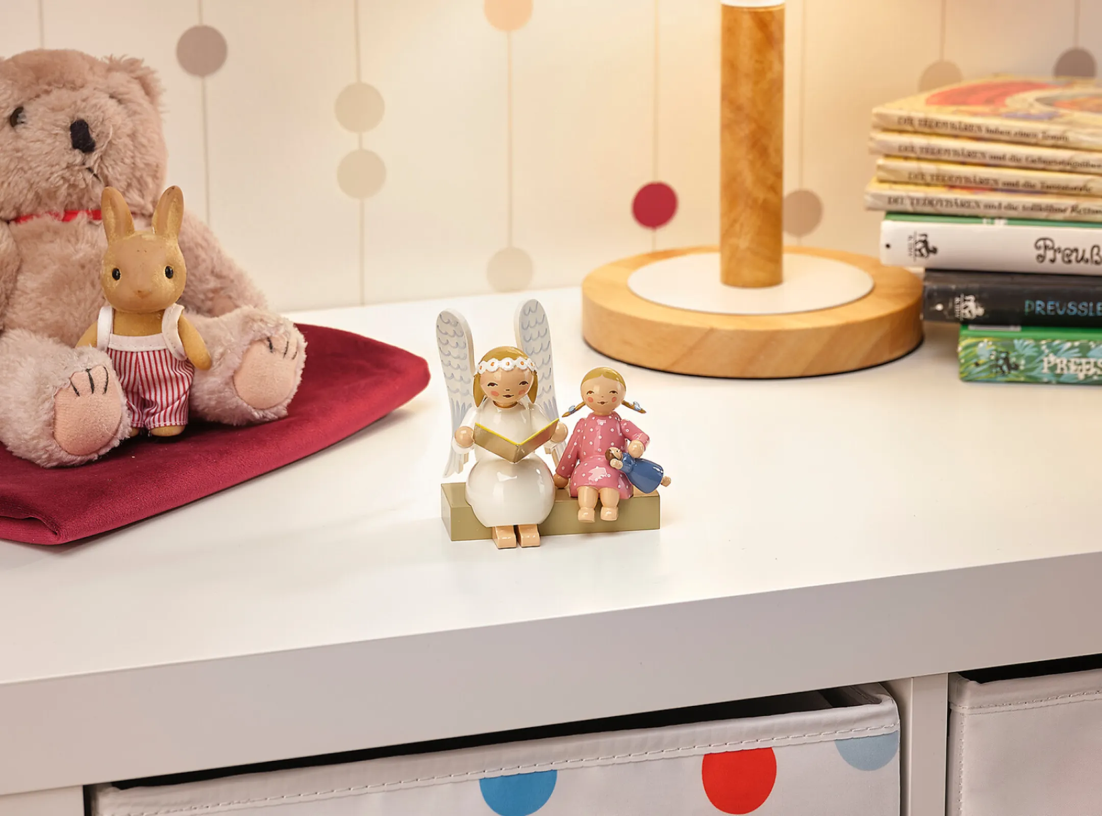 The marguerite angel with child is a wonderful gift for anyone who would like an angel by their side - for births, christenings and in all situations in life. The figurine is available with a girl and a boy on the bench.