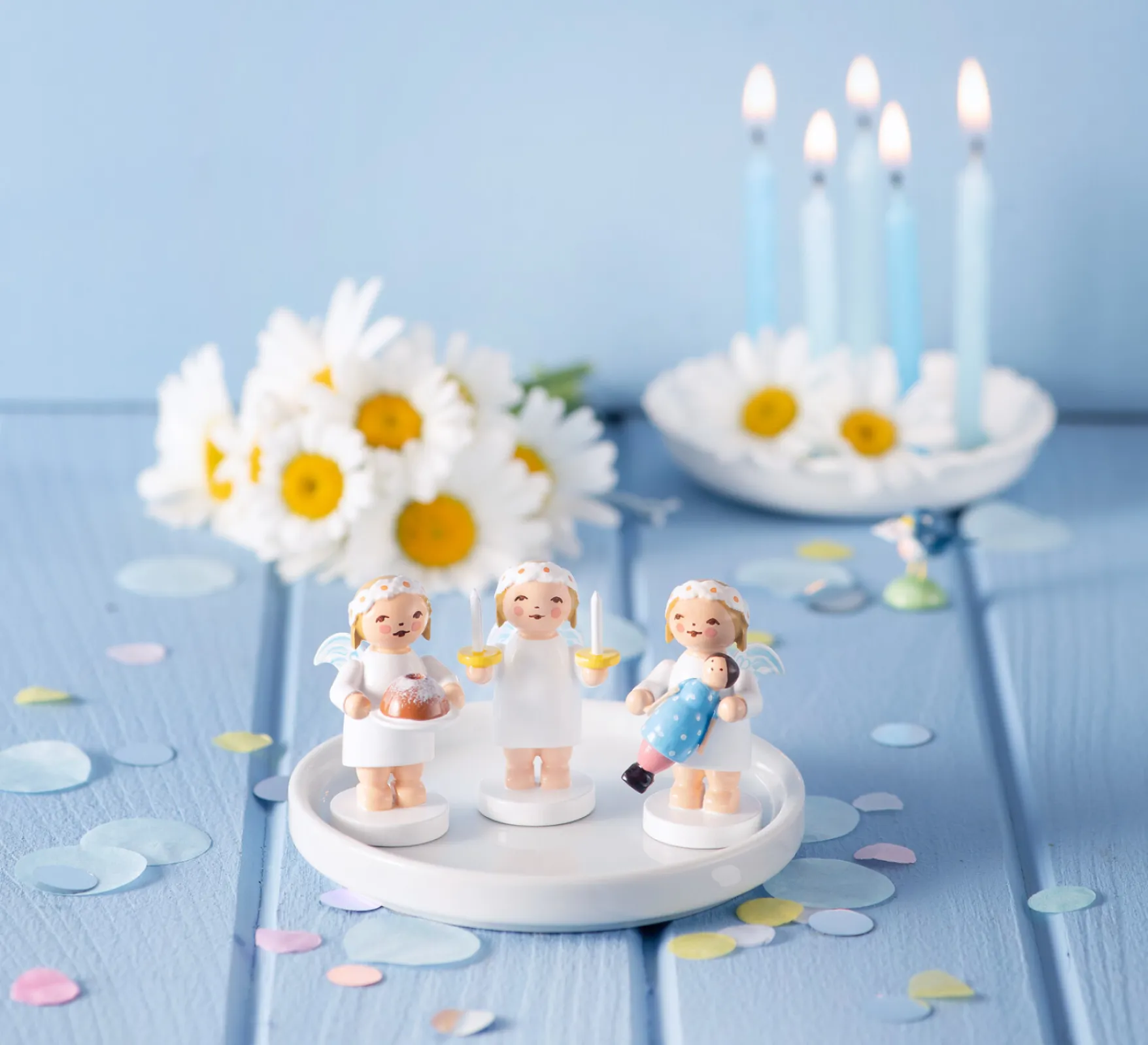 The filigree marguerite angels appear almost fragile in their childlike naivety, and at the same time they exude an enchanting charm.