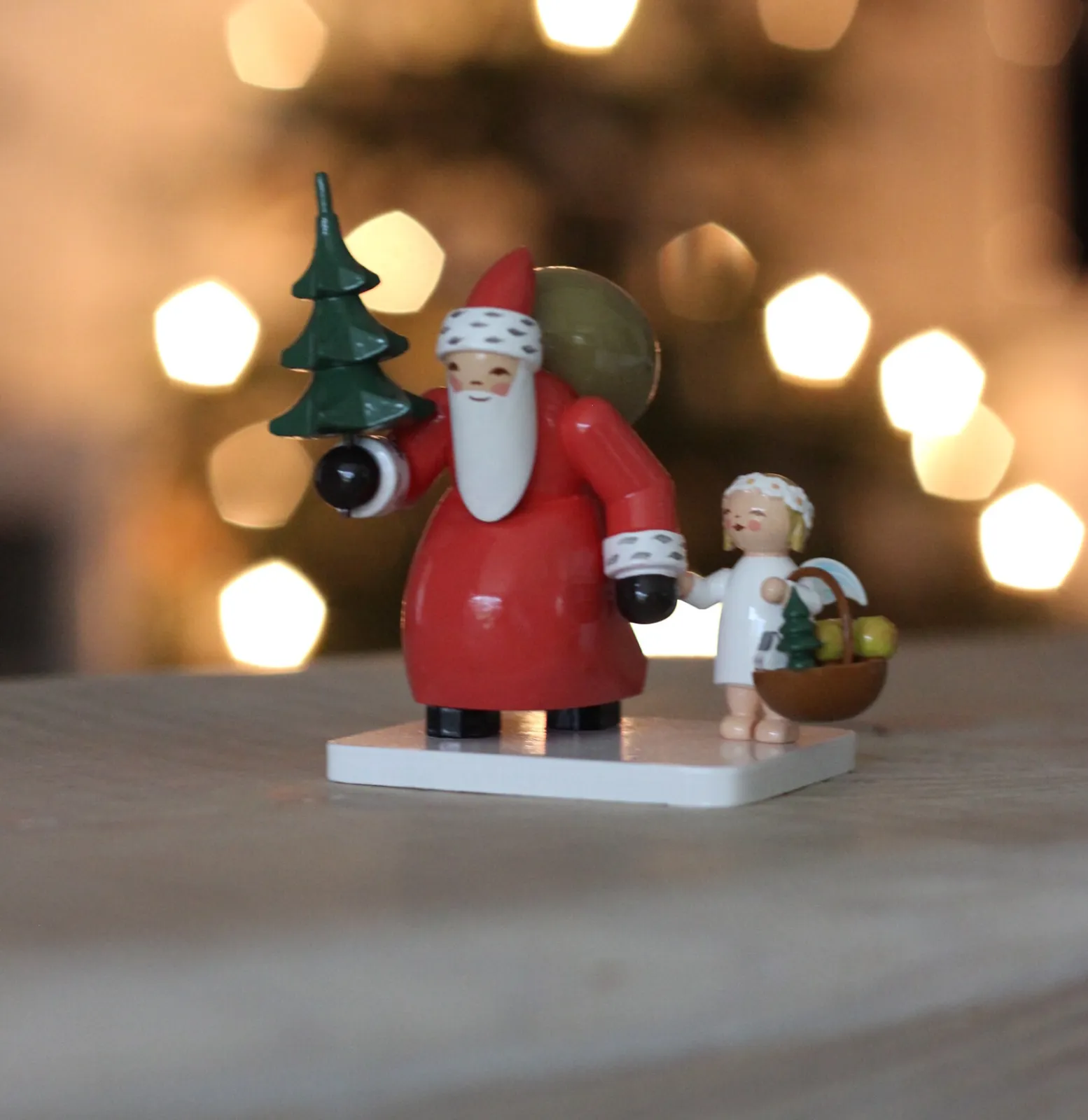 Our small and large treasures from the assortment inspire magically during the Christmas time.