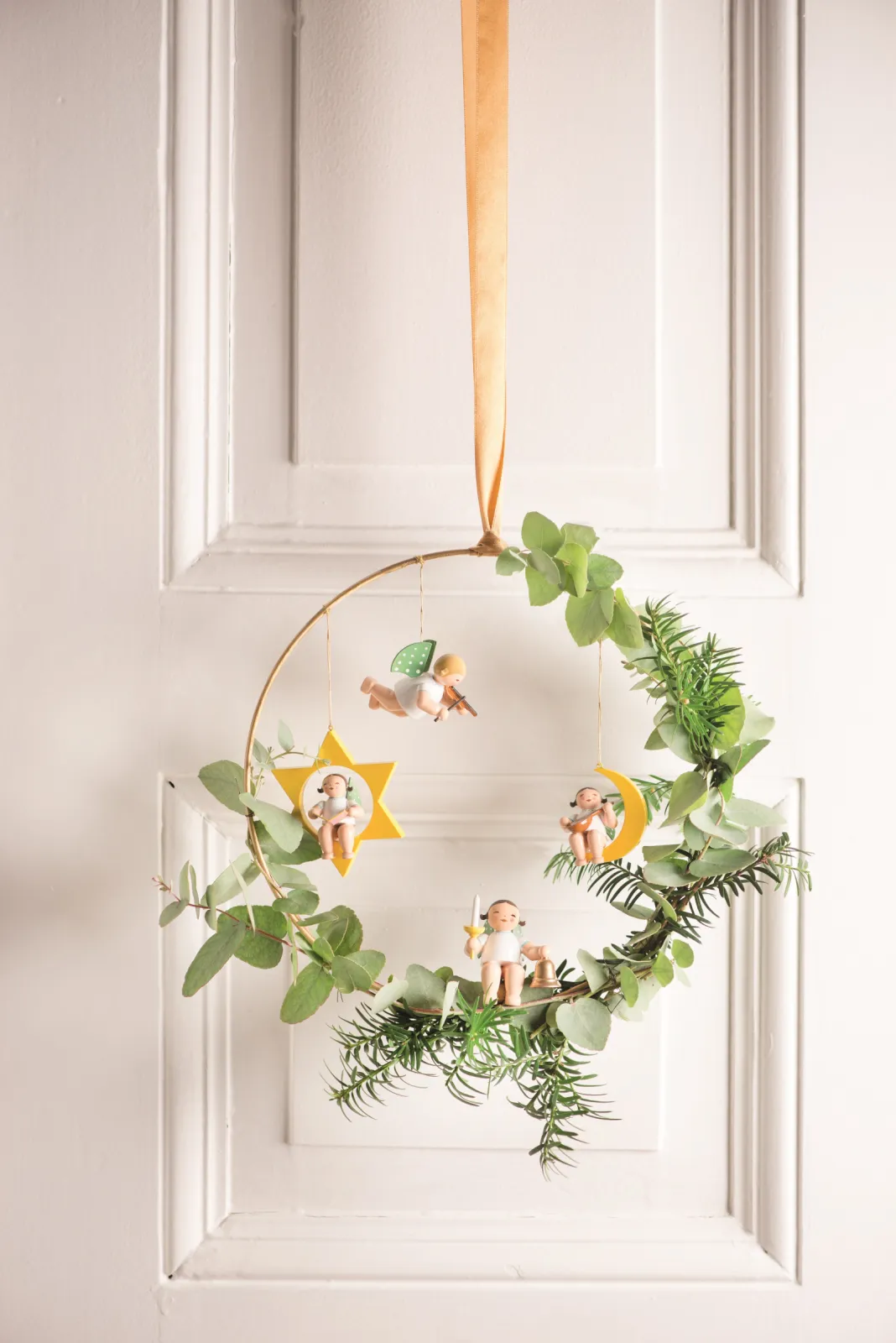 Be inspired by the variety of Wendt & Kühn tree ornaments: The little celestial messengers swing on golden rings and crescent moons, ride on stars and comets.