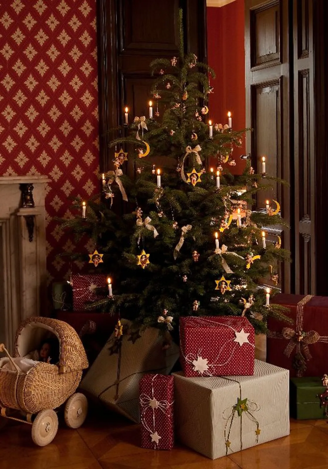 A wonderful Christmas tree decorated with figurines from Wendt & Kühn.