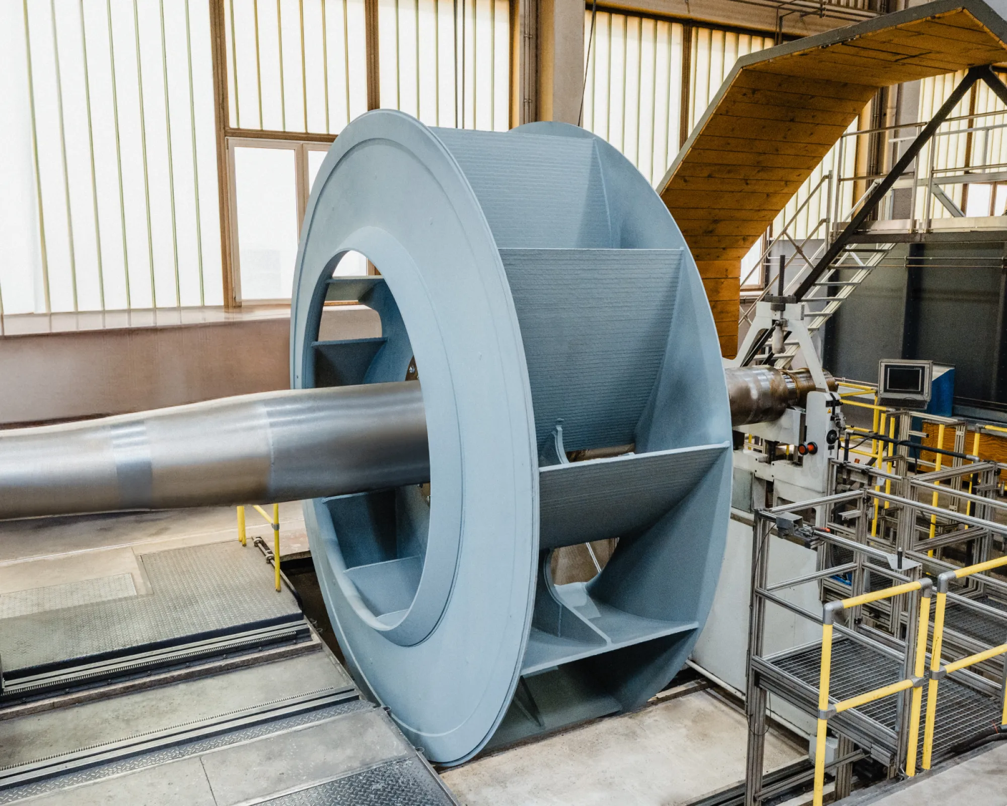 Fully wear-protected rotor on the balancing machine: 4.2 m diameter, 5,200 kW, booster fan for steel production.