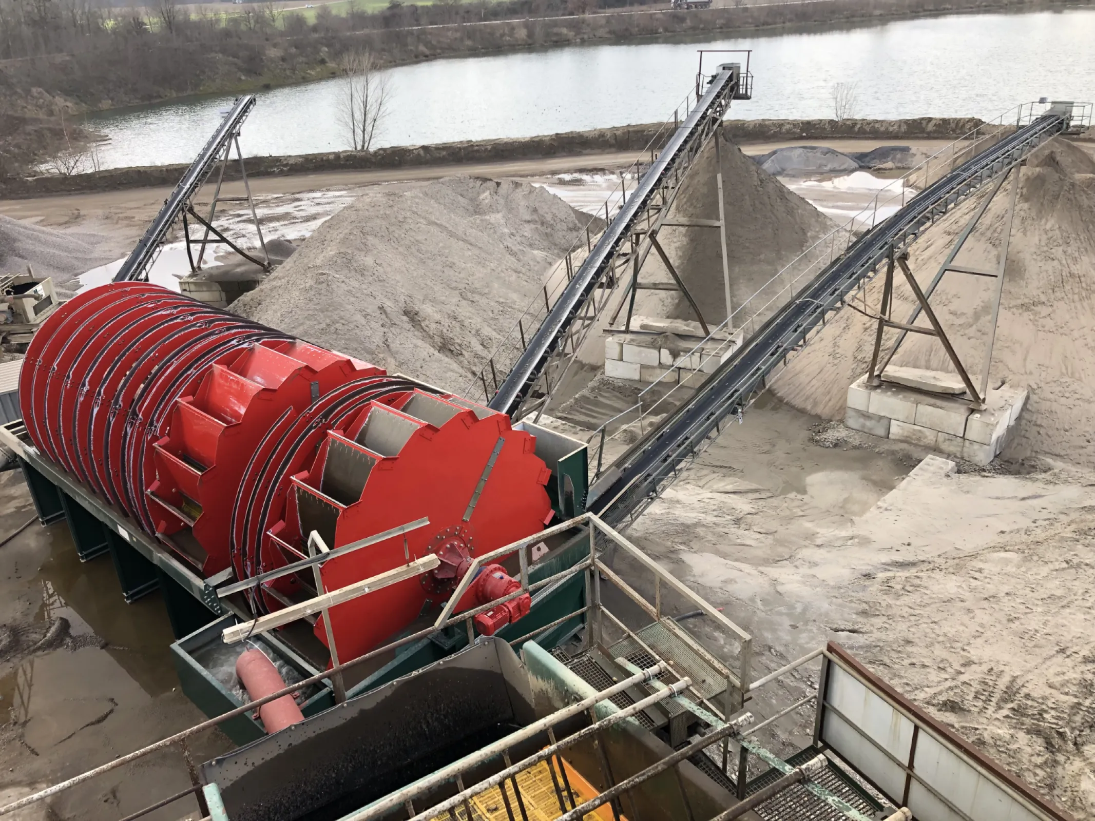 Dewatering bucket wheels