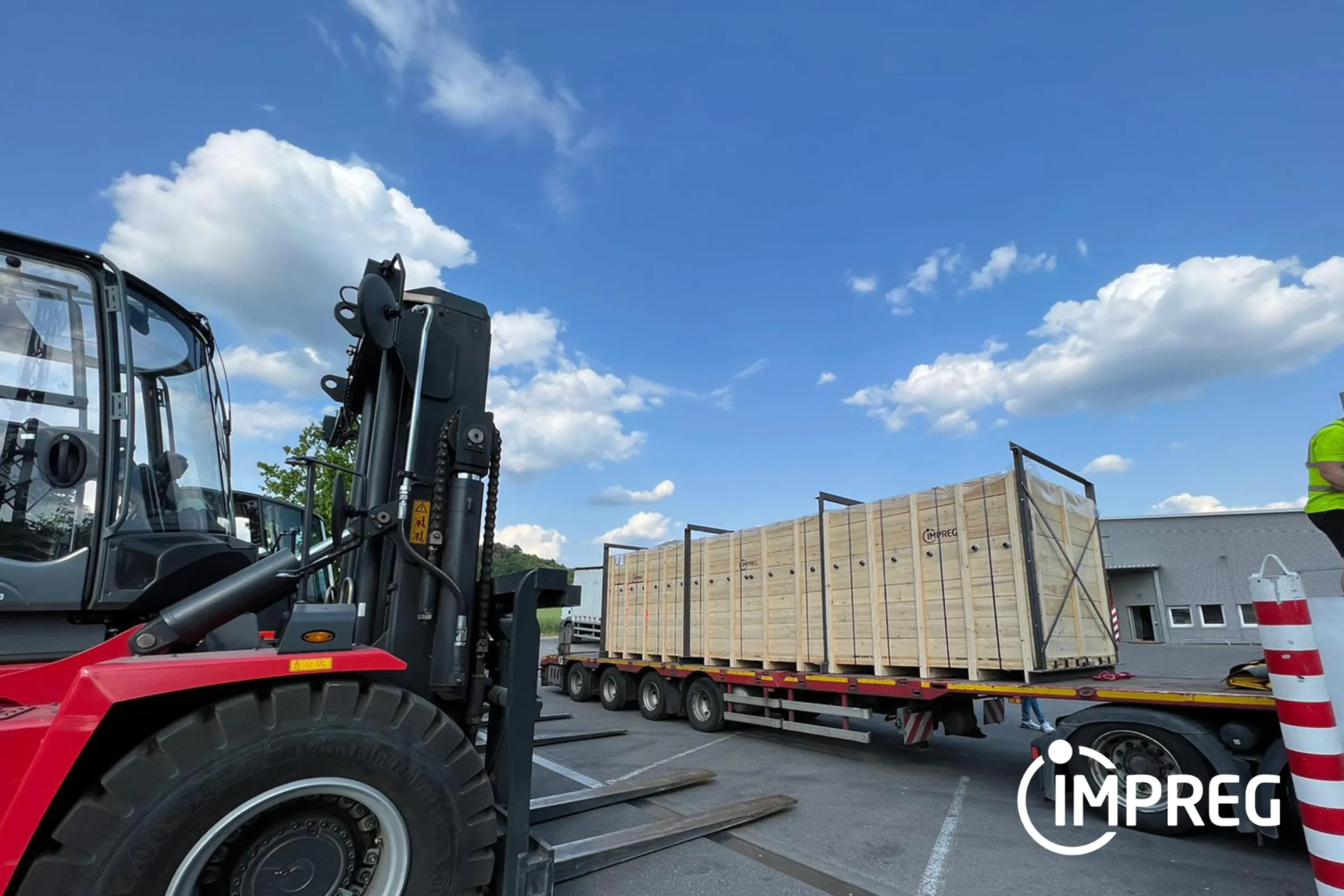Loading a huge and heavy 40t crate