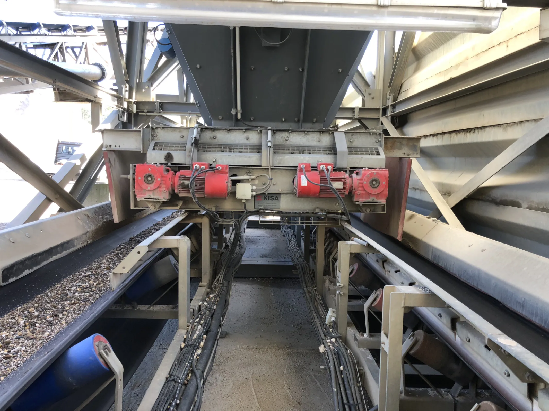 Discharge systems for bulk material 5