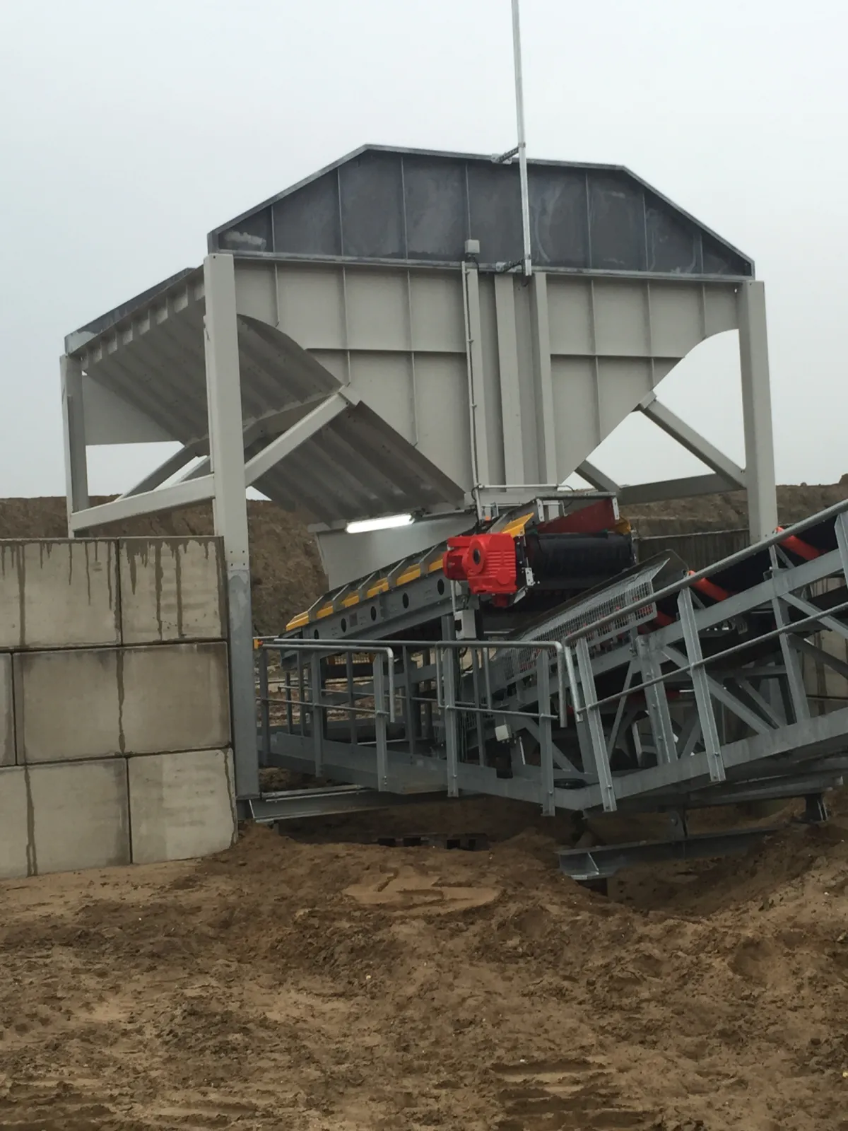 Discharge systems for bulk material 6