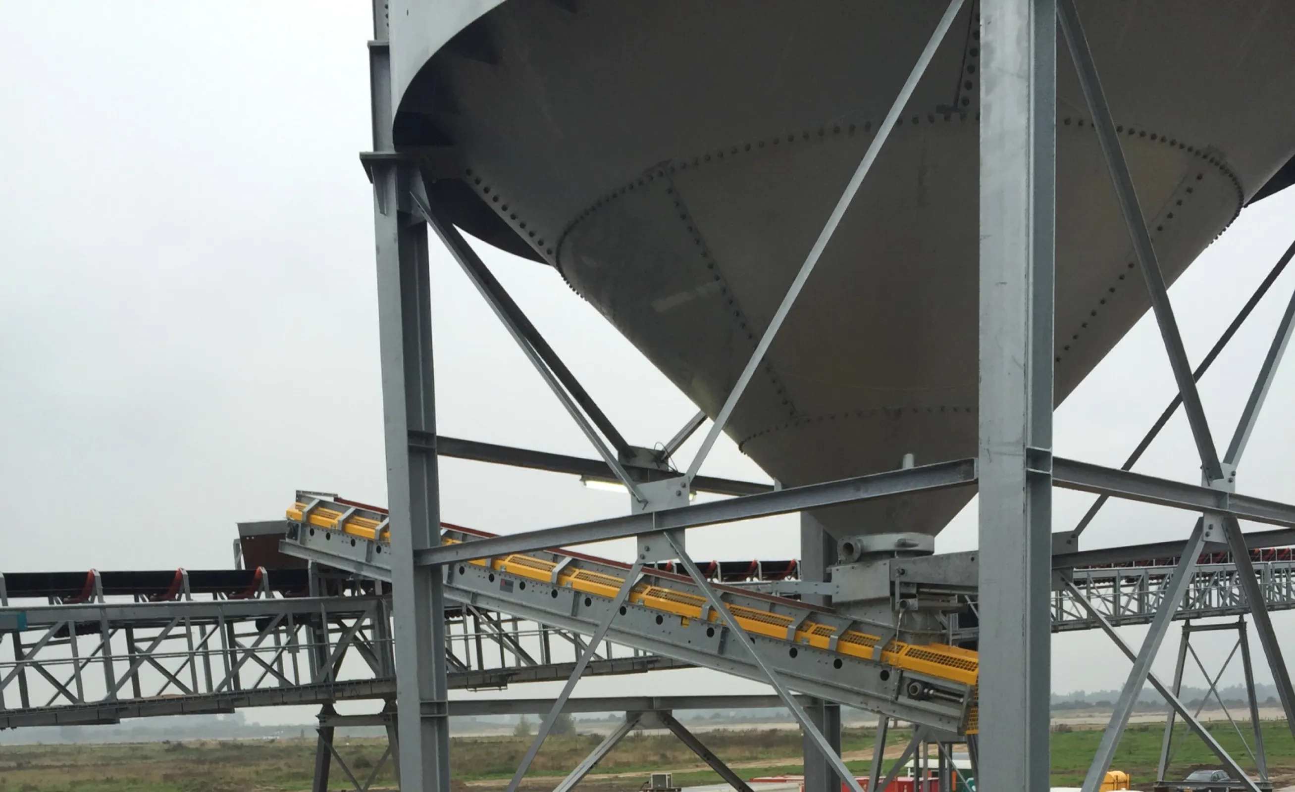 Discharge systems for bulk material 7