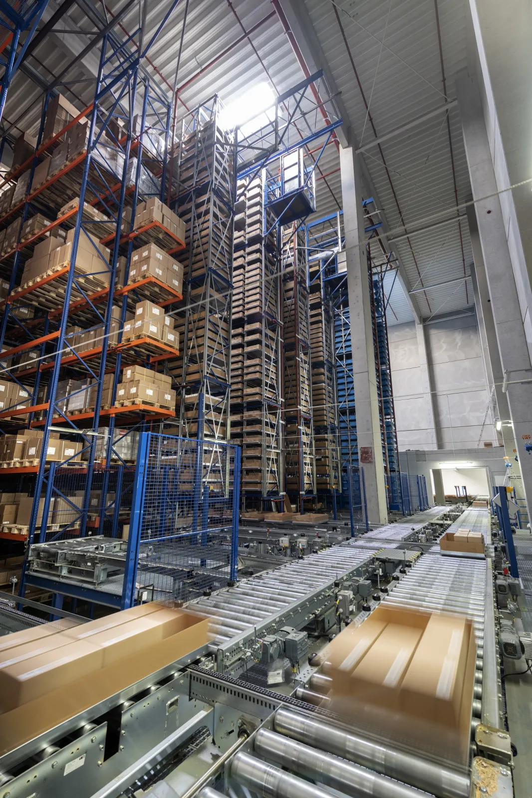 Fully automated warehouse