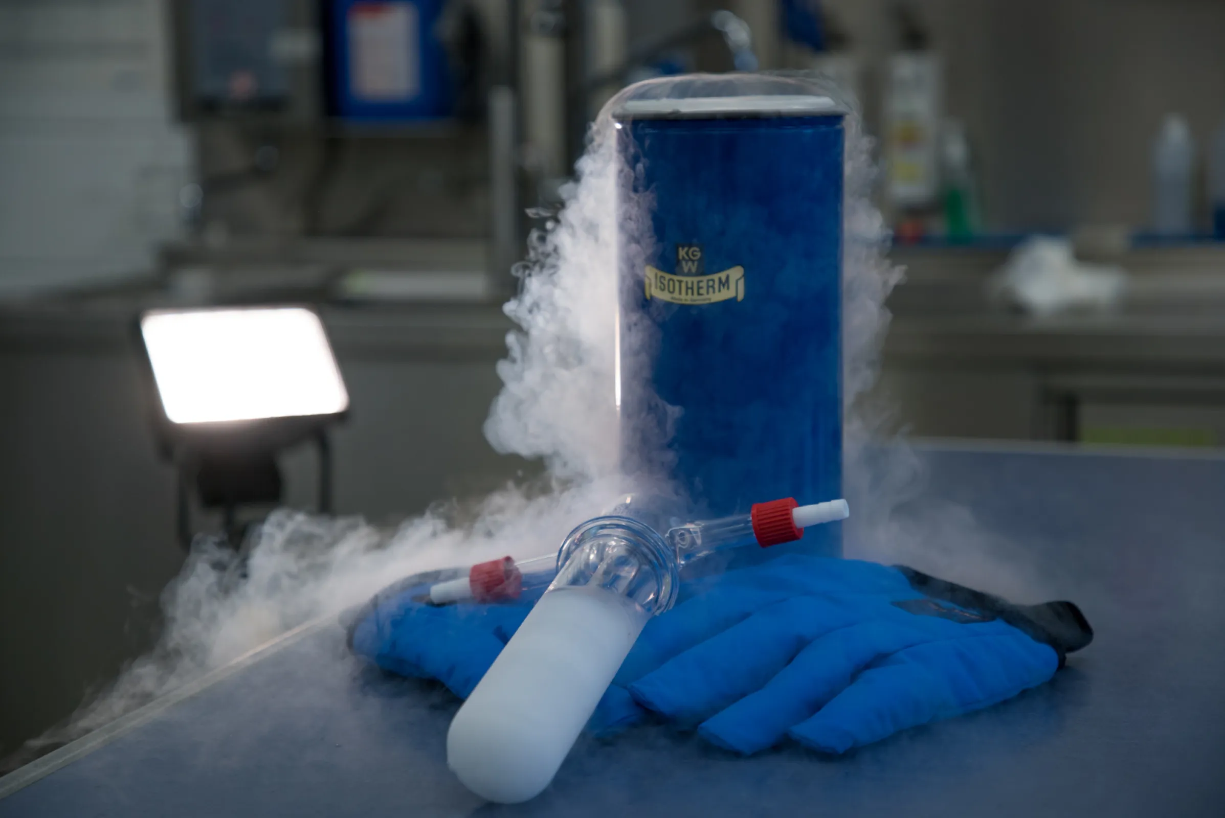 Dewar Flask with cold trap