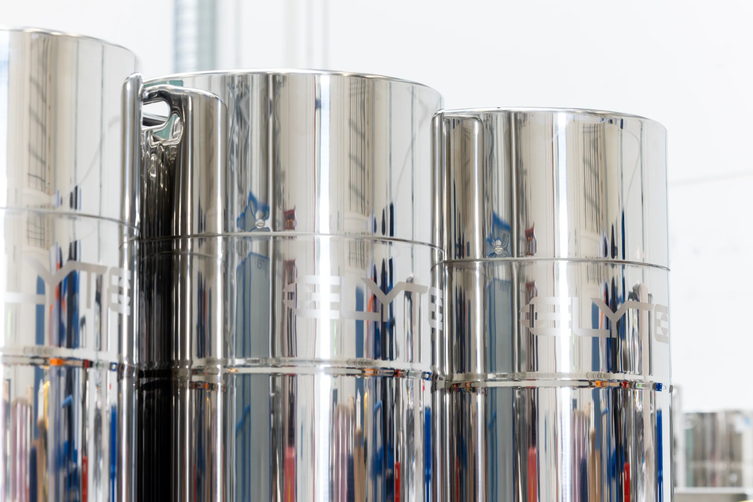 210 L Electrolyte barrels