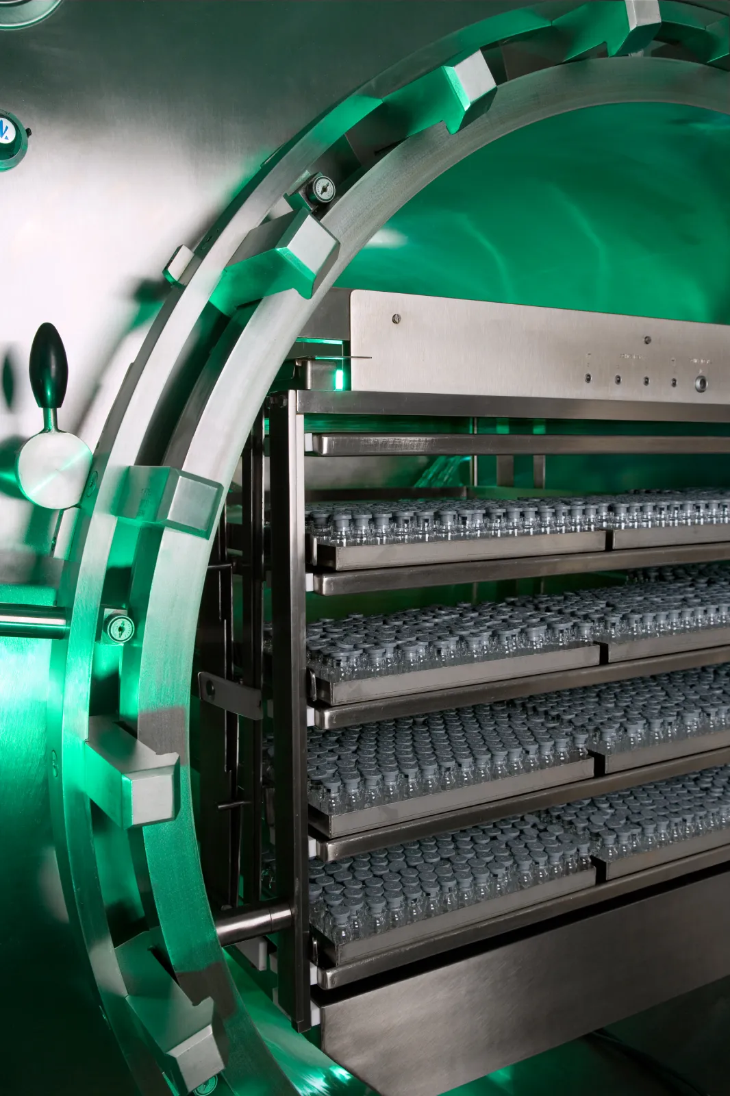 Freeze dryer with vials