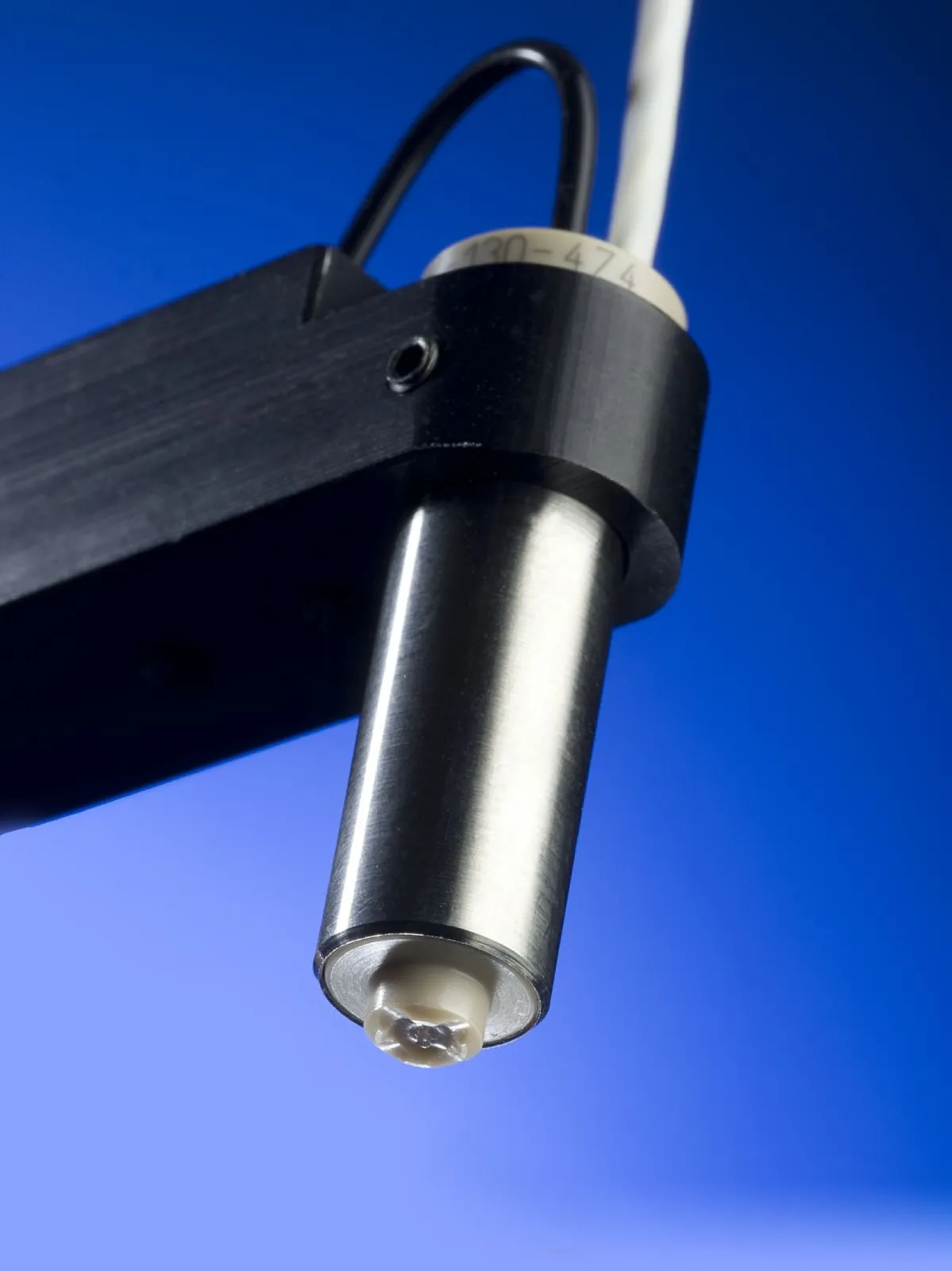 Enclosure of the glass capilarry in the micro dispenser head with optional heating and cooling