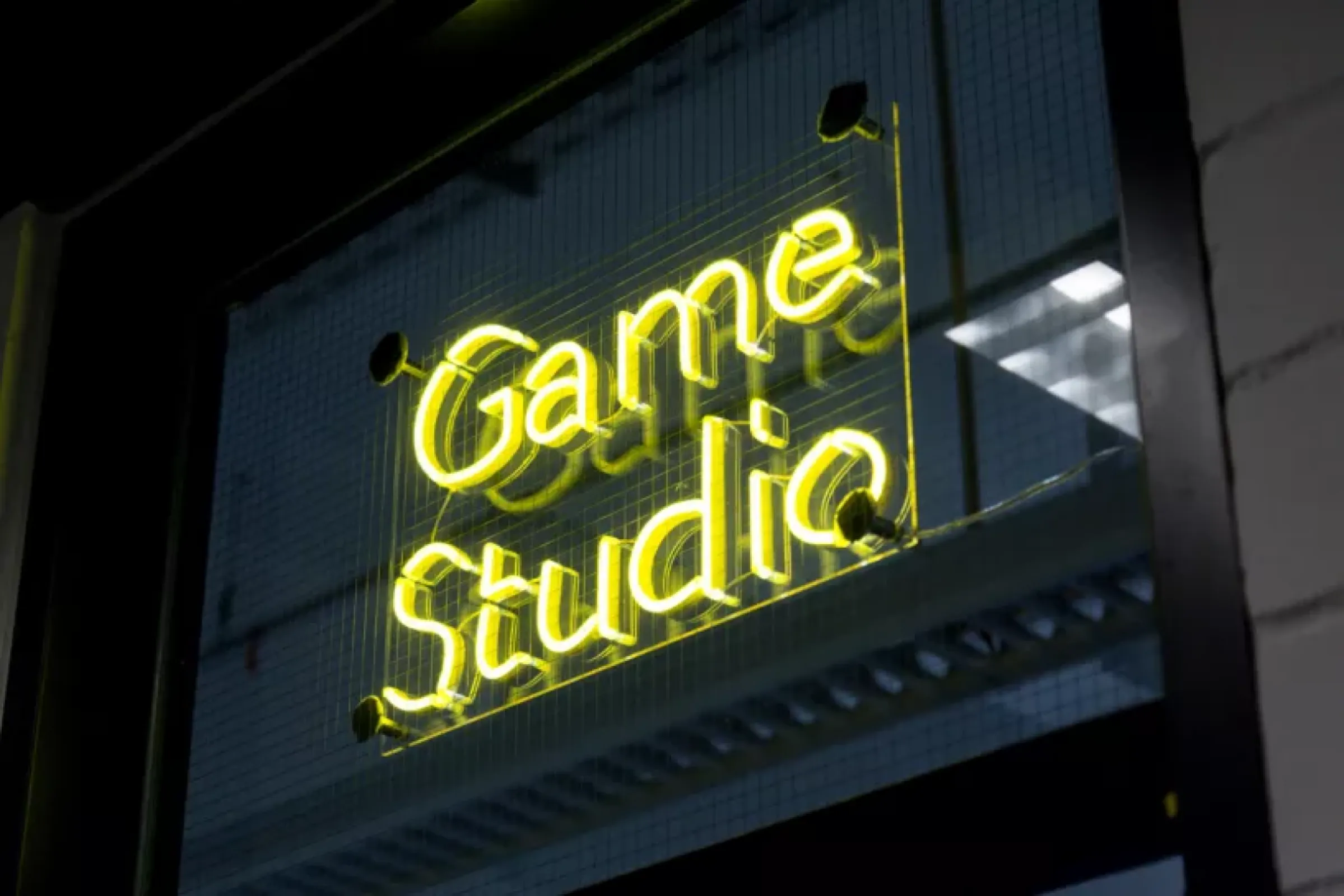In the modern Game Studio, which is part of the Department of Computer Science, our students have the opportunity to develop and model their own games using the latest tools, add their own soundtrack, and test current games that are in demand on the market.