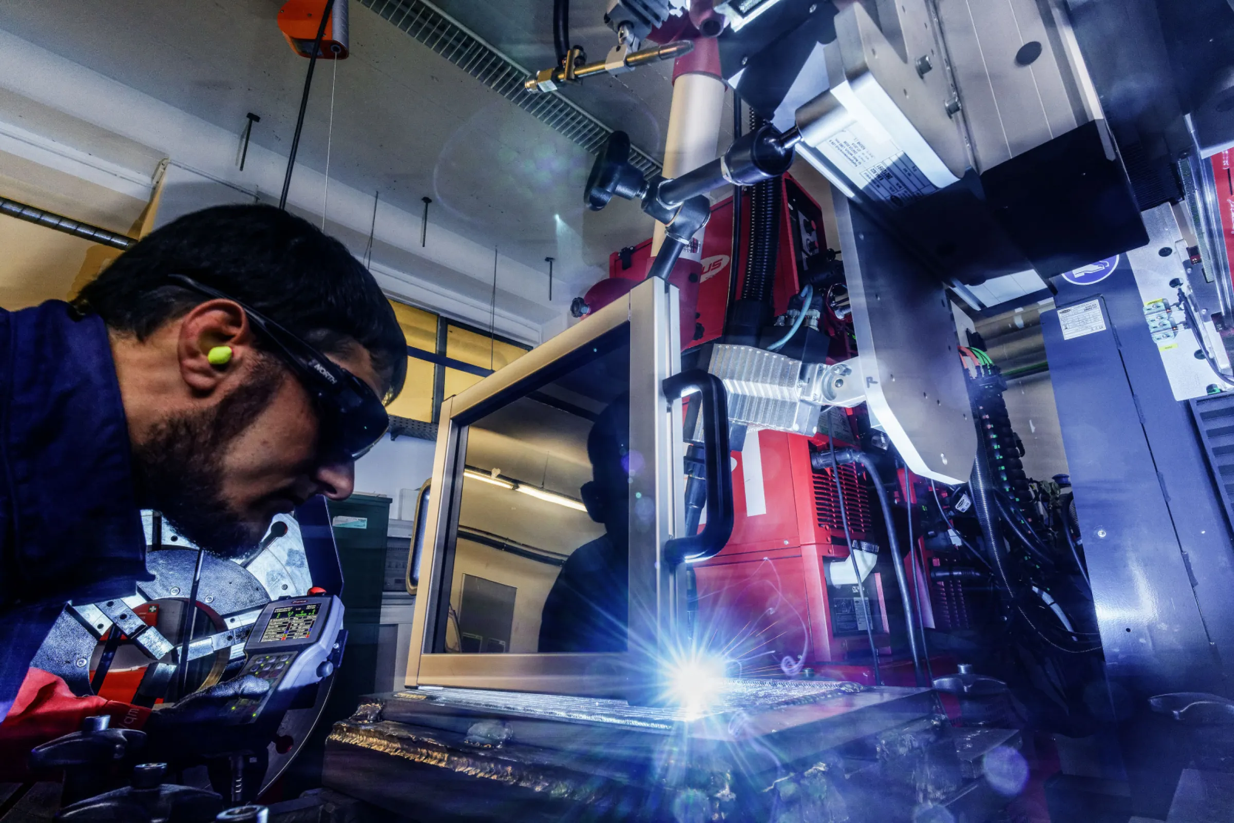 VDM Metals offers a wide range of welding consumables – including welding wire, strip electrodes, cored wire and flux-cored wire. The product range is complemented by consulting and training services, which we offer our customers in our welding laboratory.