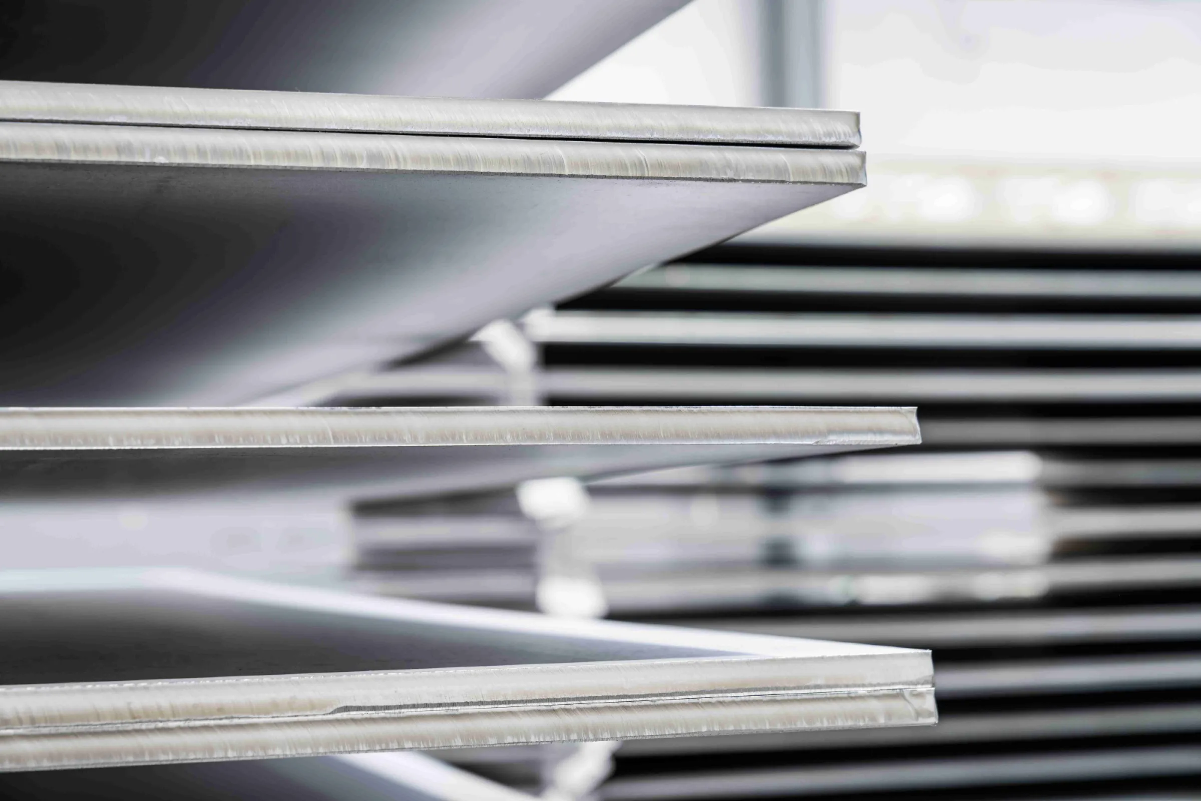 Hot-rolled plates are available in 2.500 mm x 12.000 mm max. (3-100 mm thickness).