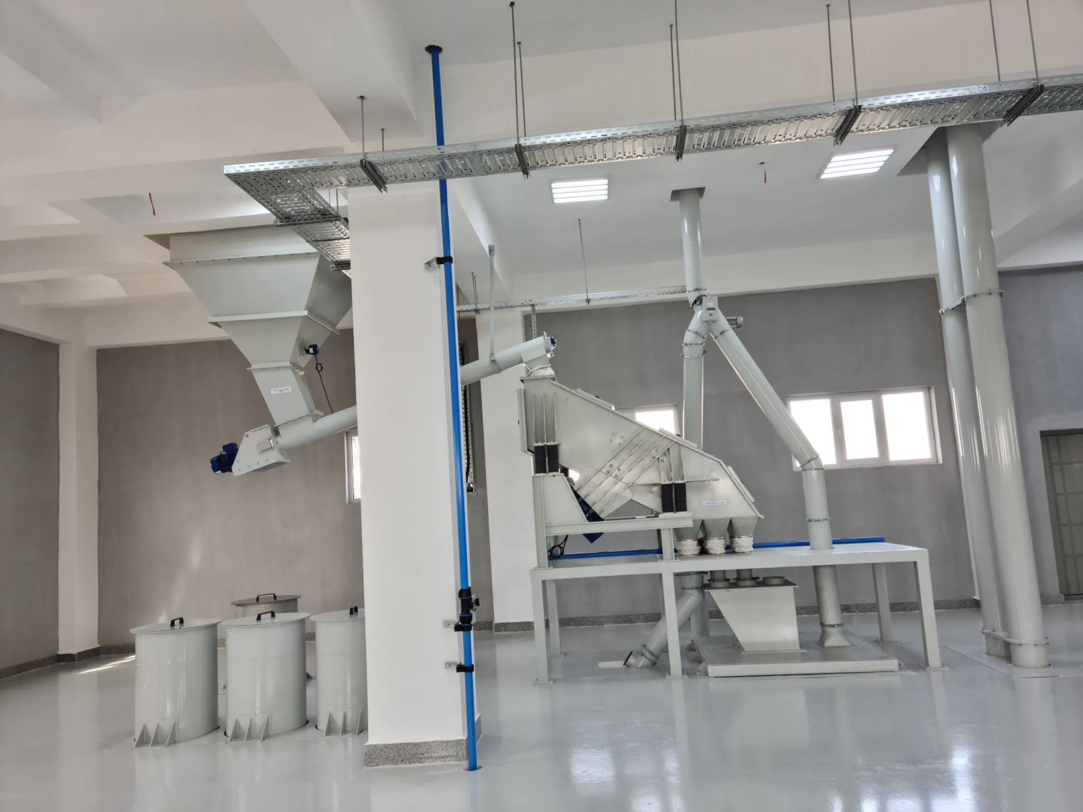 Pellet sifter and premix bins