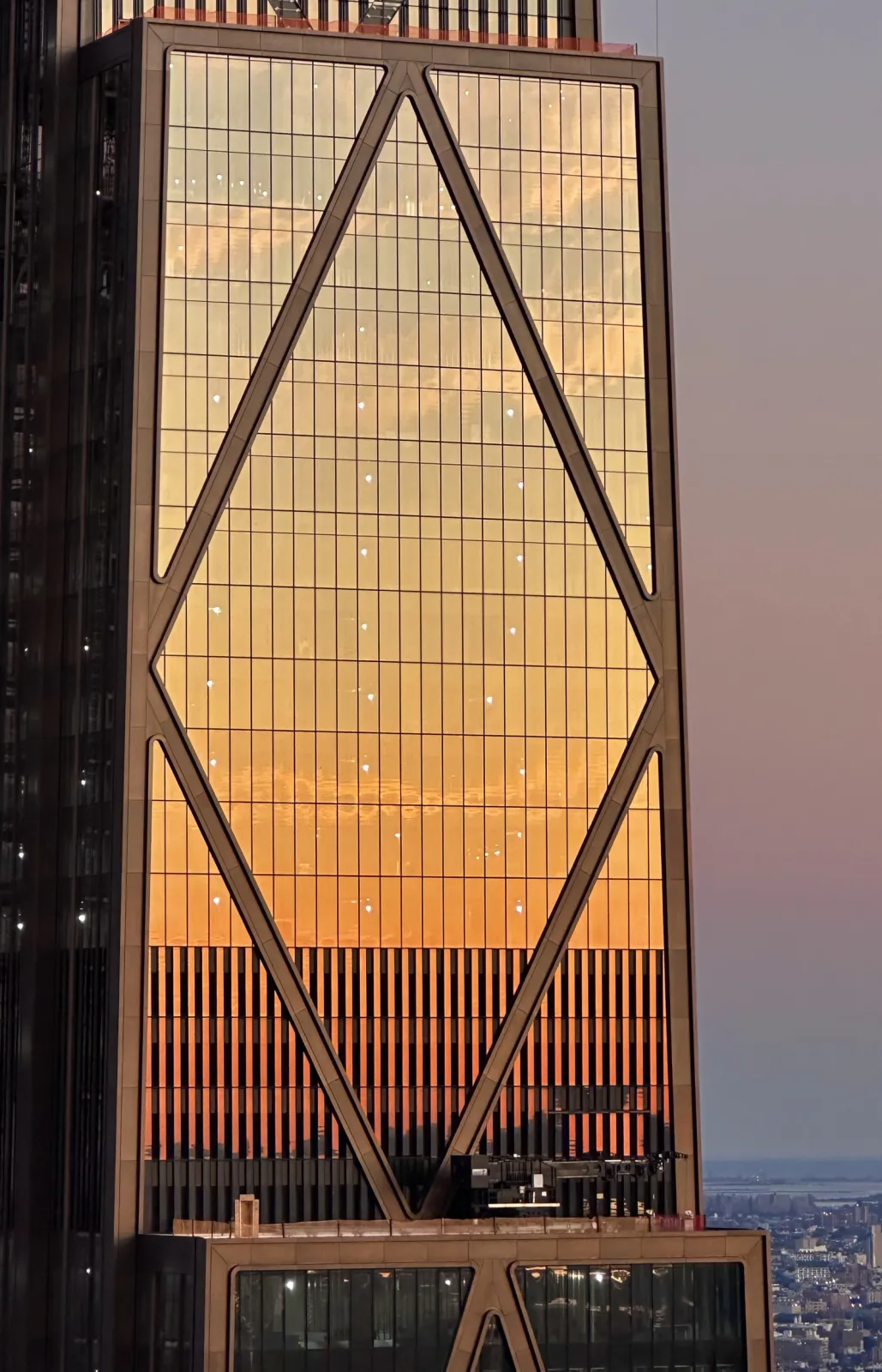 The decision to design building cladding with copper leaves plenty of opportunities for creativity. Durable TECU® products from KME offer many unique possibilities. The striking natural surfaces in copper and copper alloys allow for singular design. Various systems for roof and façade offer a wide range of solutions and intriguing design opportunities, from free-form shapes to highly sophisticated cladding systems, from simple shingle constructions to traditional workmanship.  Once in place, TECU® products come to life and become even more beautiful over time. Photo: Project JP Morgan Headquarter in New York - with TECU® by KME (photo (c) Michael Young).