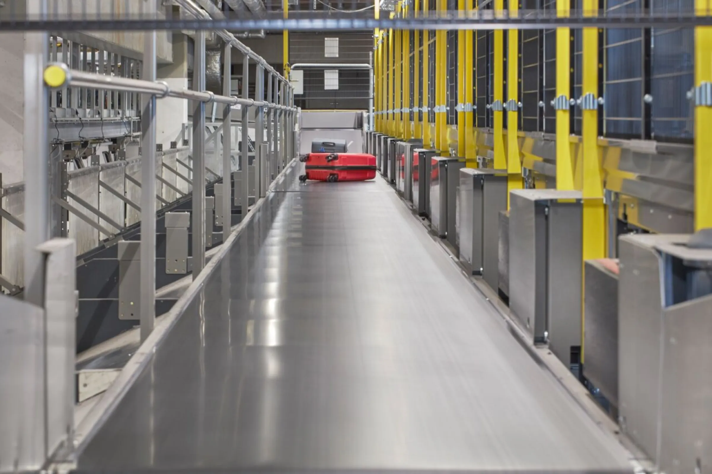 AmpMiser energy-saving conveyor belt on a horizontal conveyor in the baggage handling system