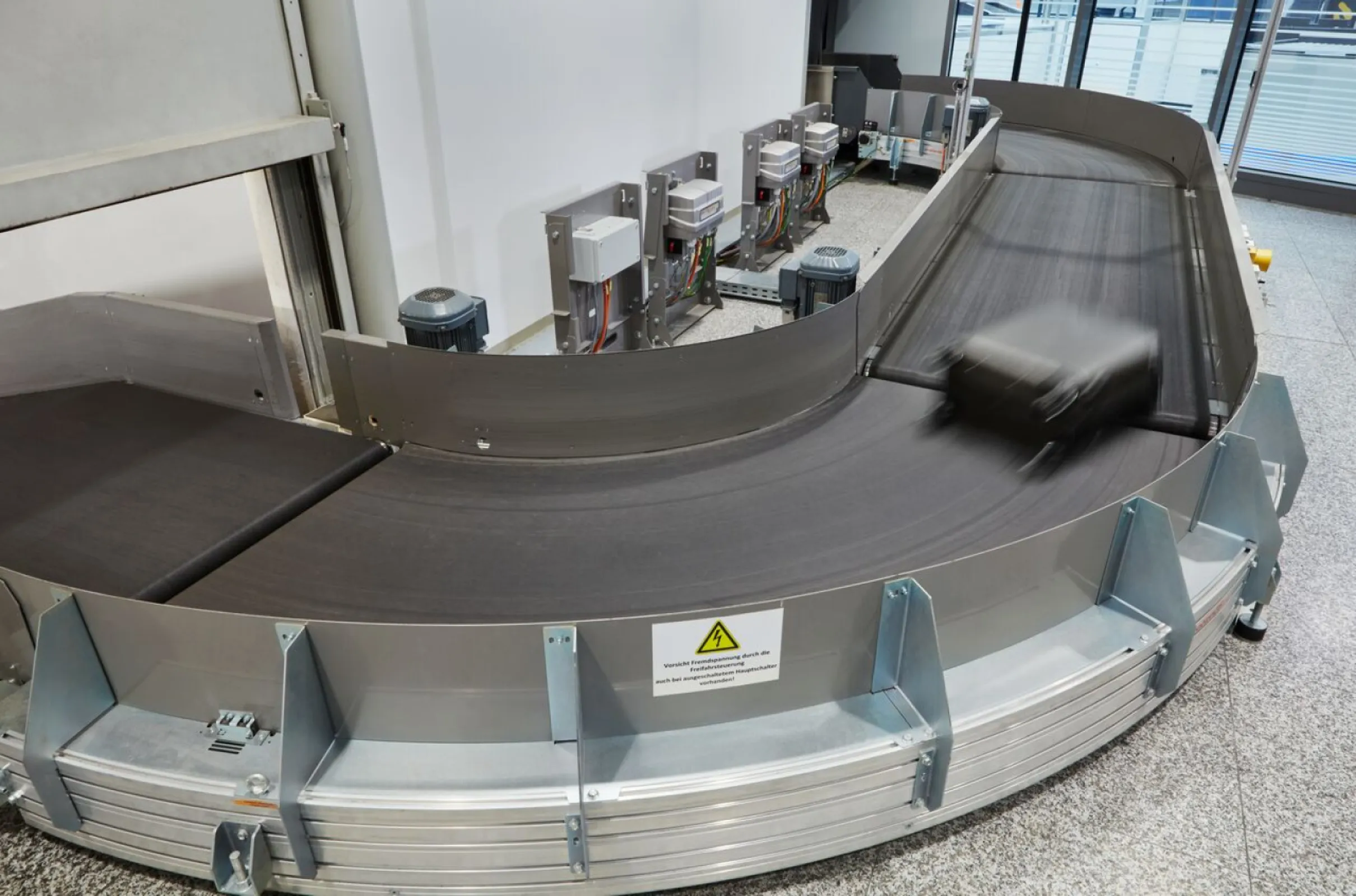 Curved belt in baggabe handling