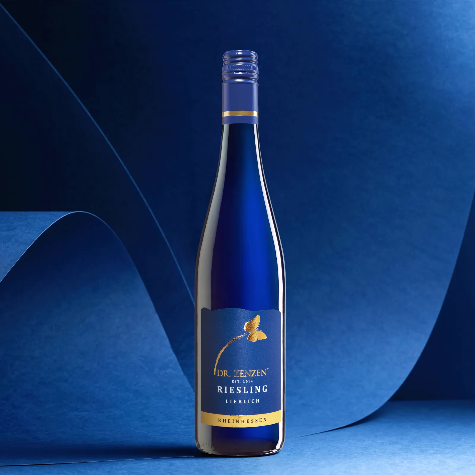 Dr. Zenzen® ELITE Riesling lieblich – An expressive Riesling with intense aromas enveloped in glass as blue as a sapphire. A delight both inside and out.