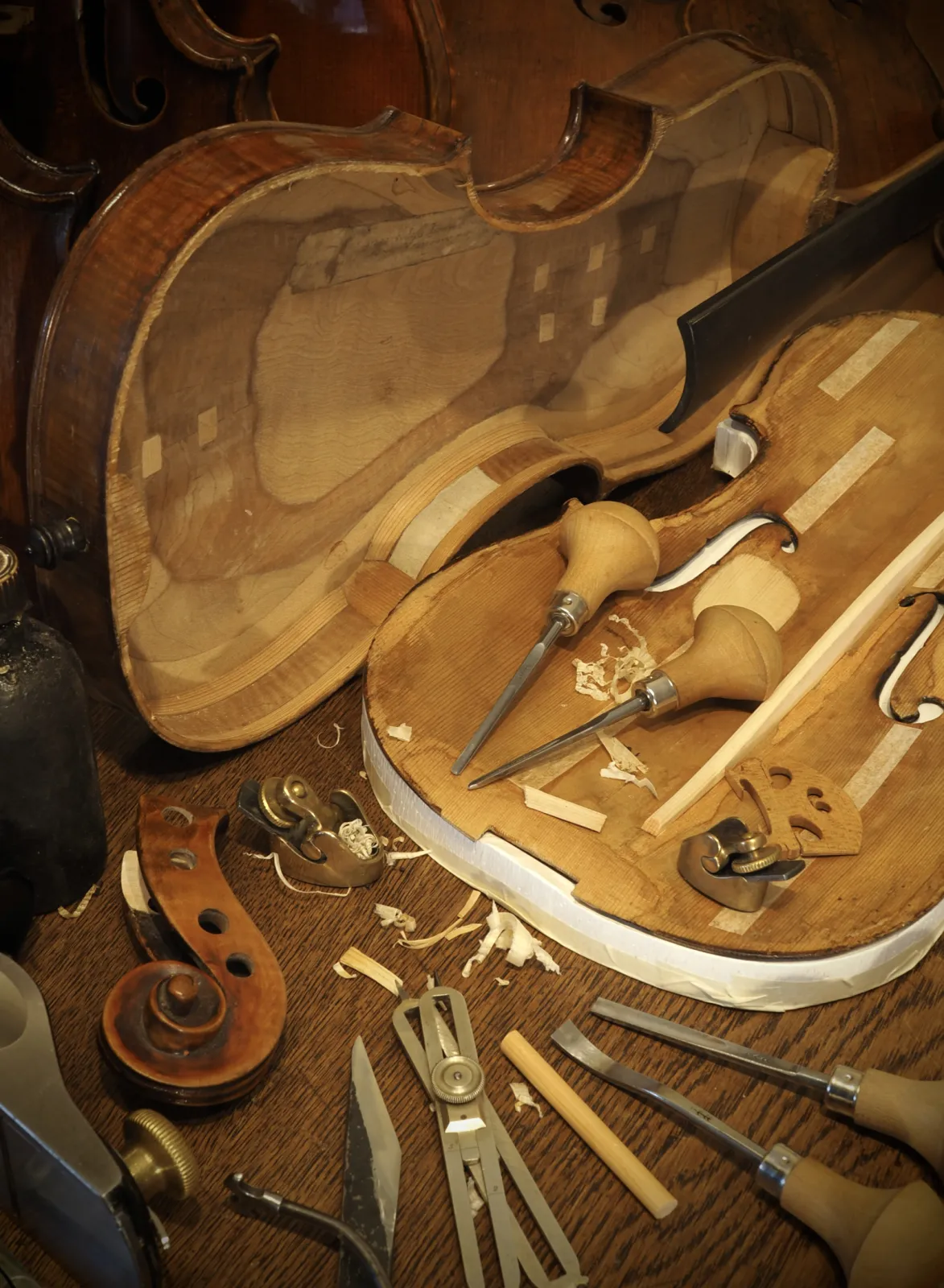 Traditional craftsmanship meets modernity – more than 35 years of experience in violin making craftsmanship and technology