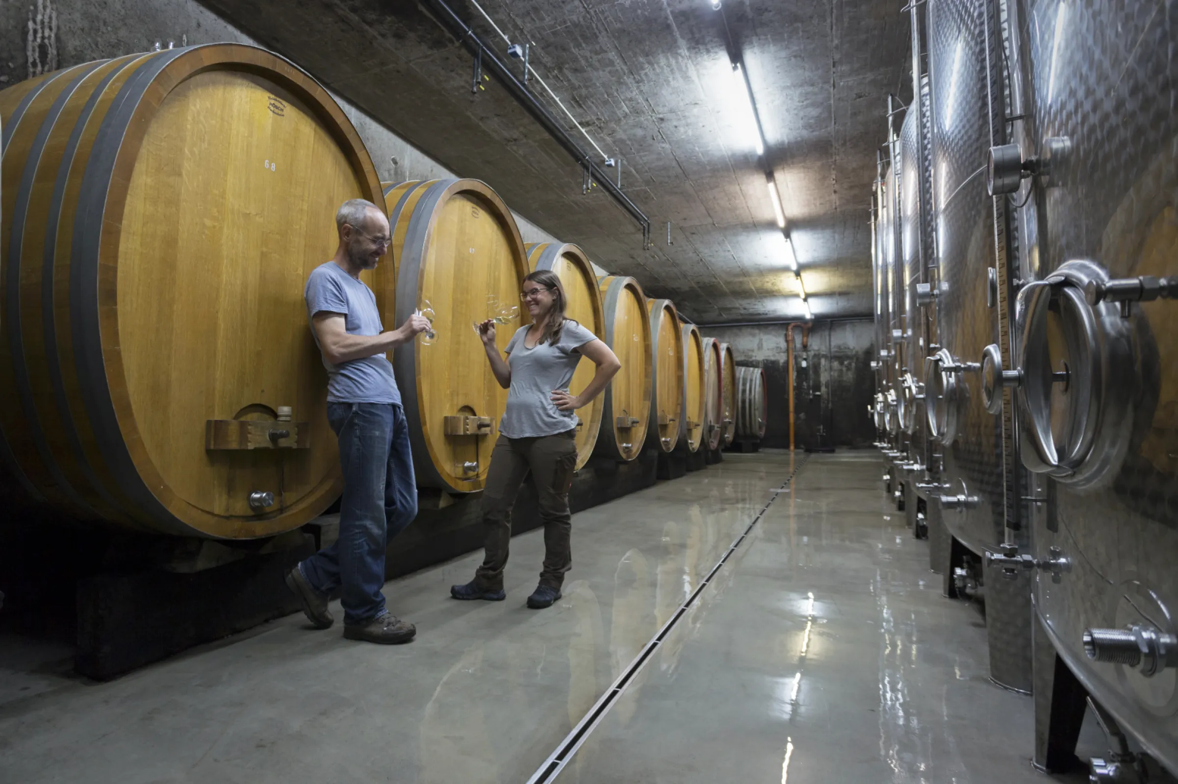 Contrary to current trends and conventions, our father never deviated from the traditional aging process in large wooden barrels. This allows us to rely on a well-maintained barrel cellar where our wines undergo spontaneous fermentation in complete tranquility. Our Rieslings and Burgundies are allowed to mature on the lees in large and small wooden barrels until well into spring, before finally being bottled. The combination of new influences with classic methods creates timeless, complex, and long-lasting wines.