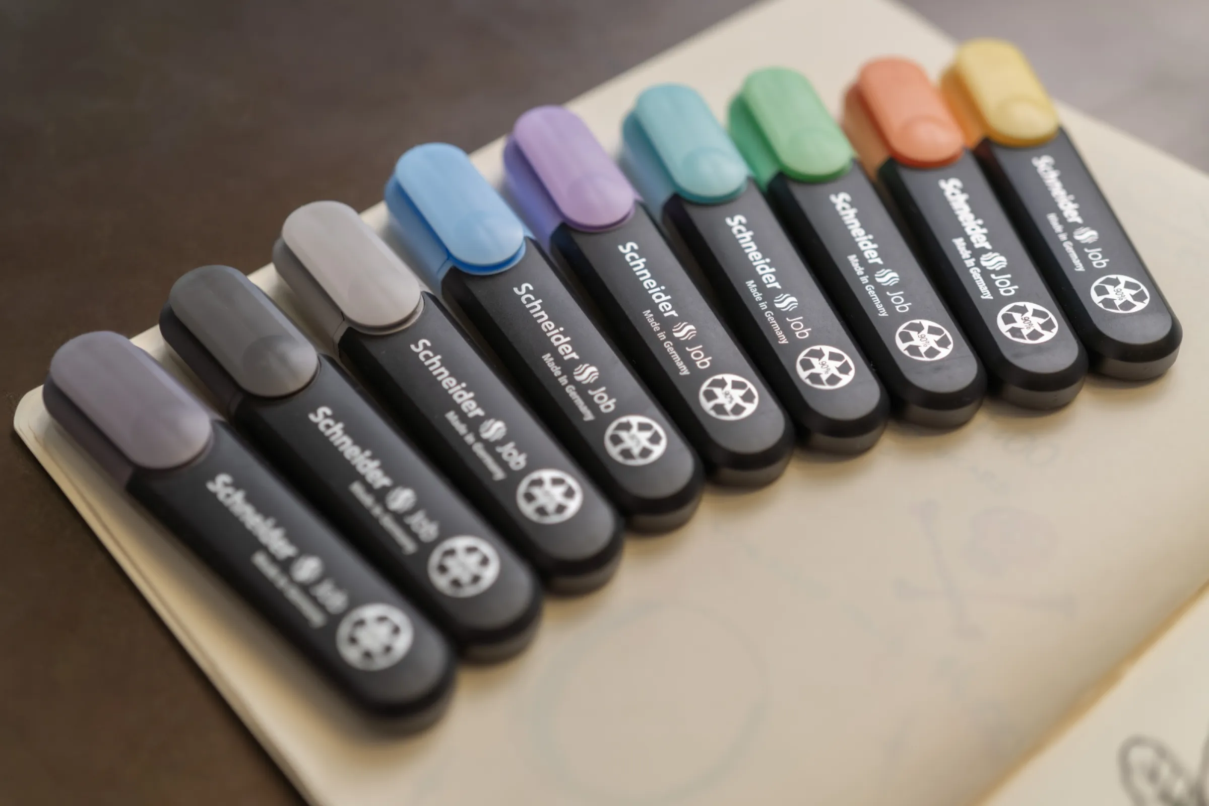 Highlighter Job Pastel in six soft pastel tones and three grey colours