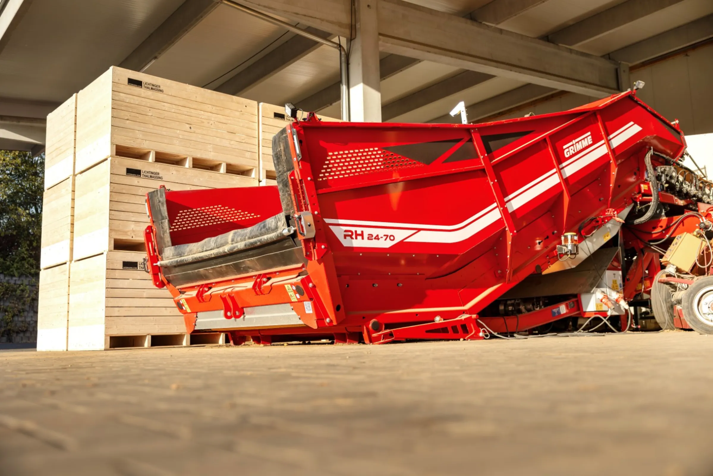 RH 24-70 XT: Intake (receiving) volume of up to 28 m³, soil cleaning, pre-grading and crop transfer on a width of 2.4 m