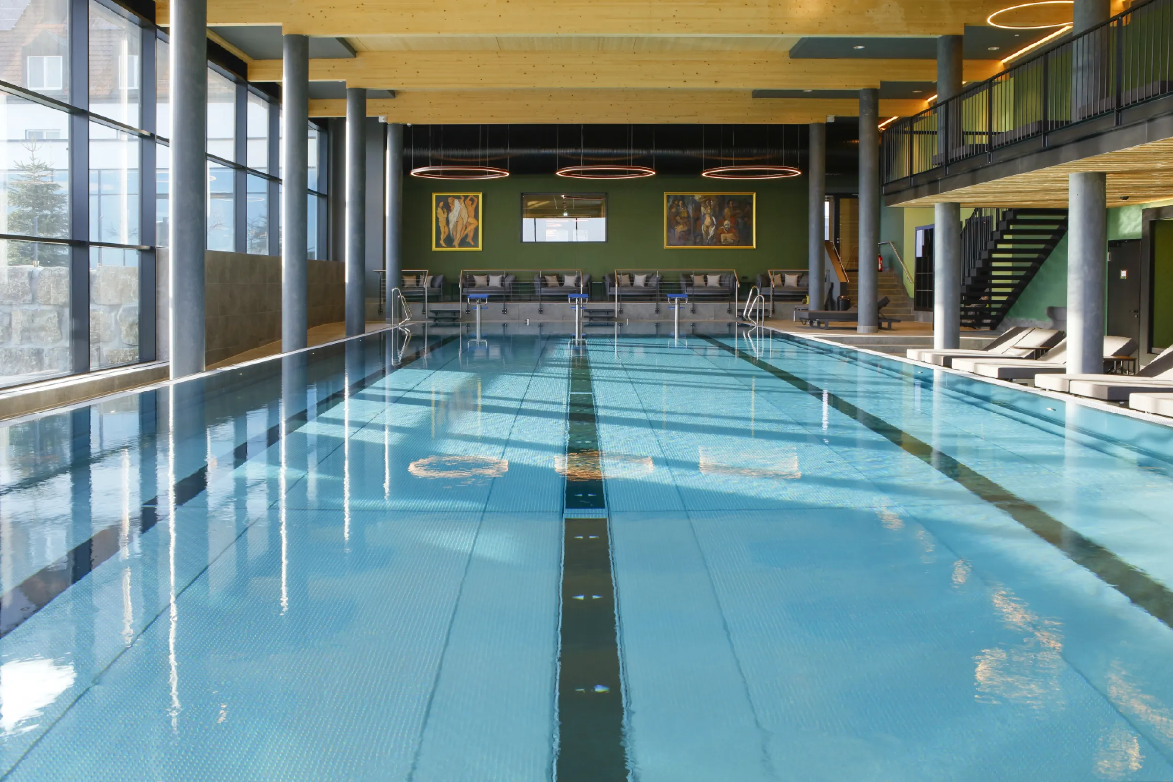 indoor swimming pool (25m long)