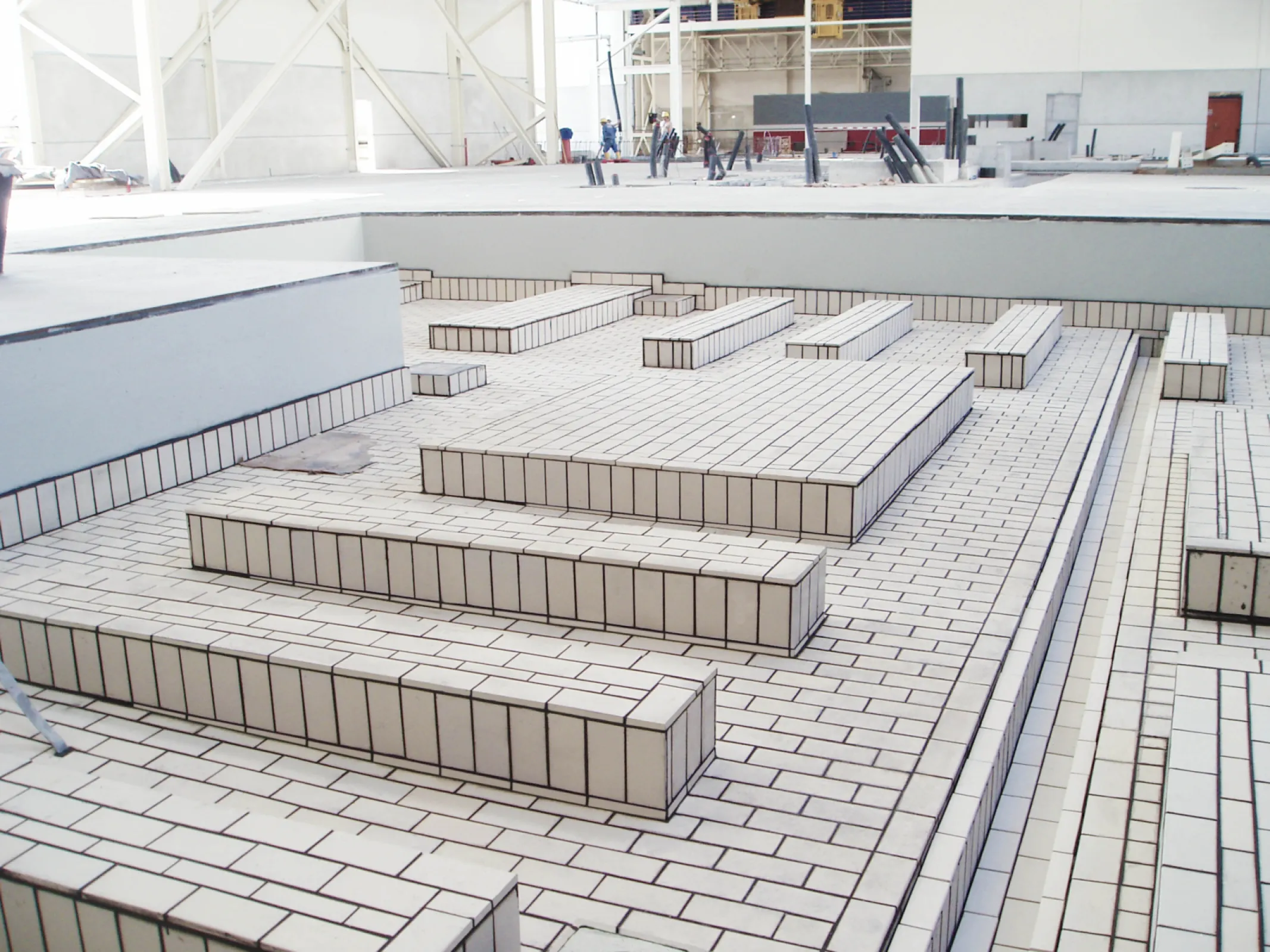 Combined lining system composed of sealing membrane and ceramic tiles