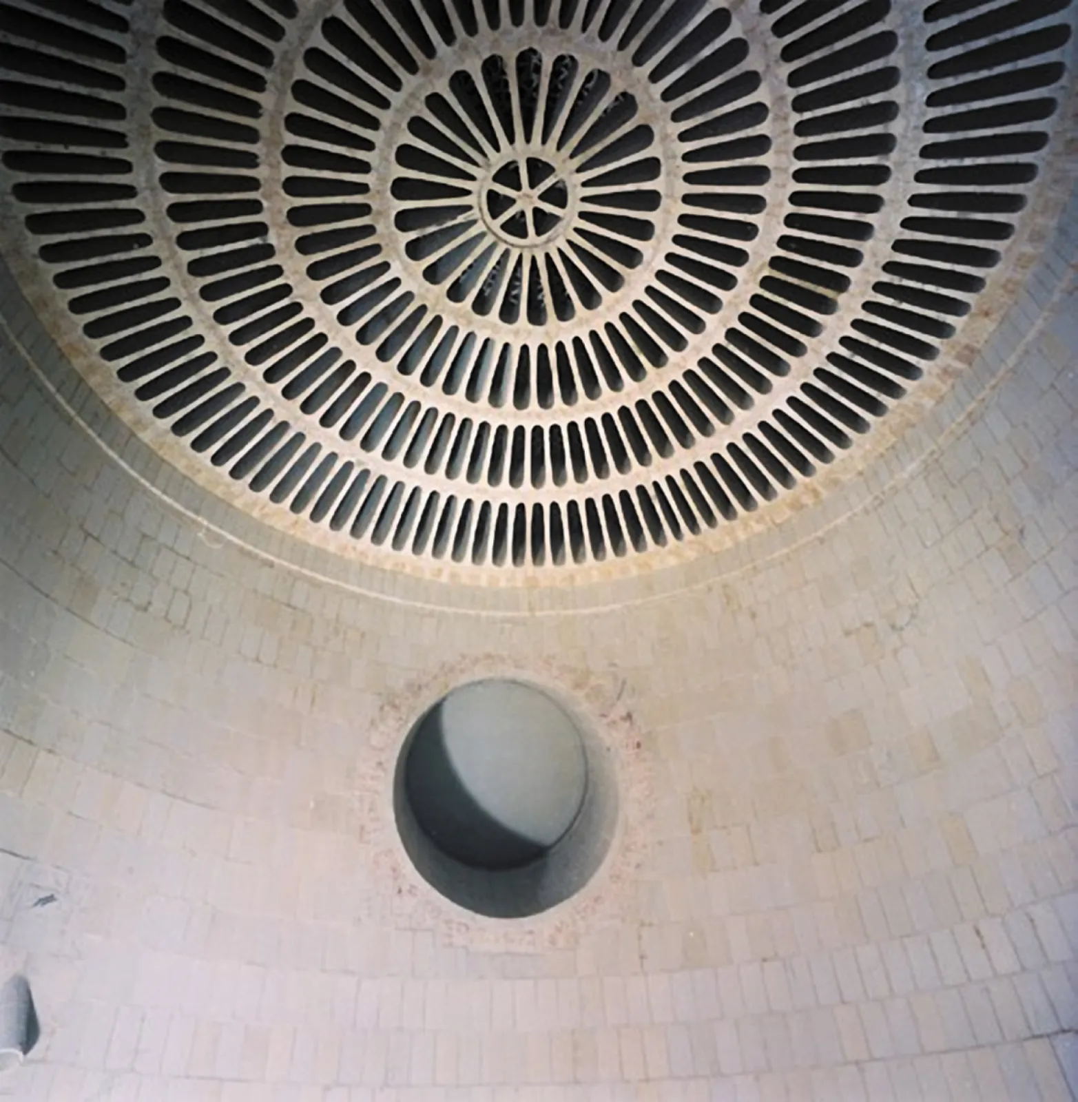 Self-supporting stepped dome grid in a absorption tower
