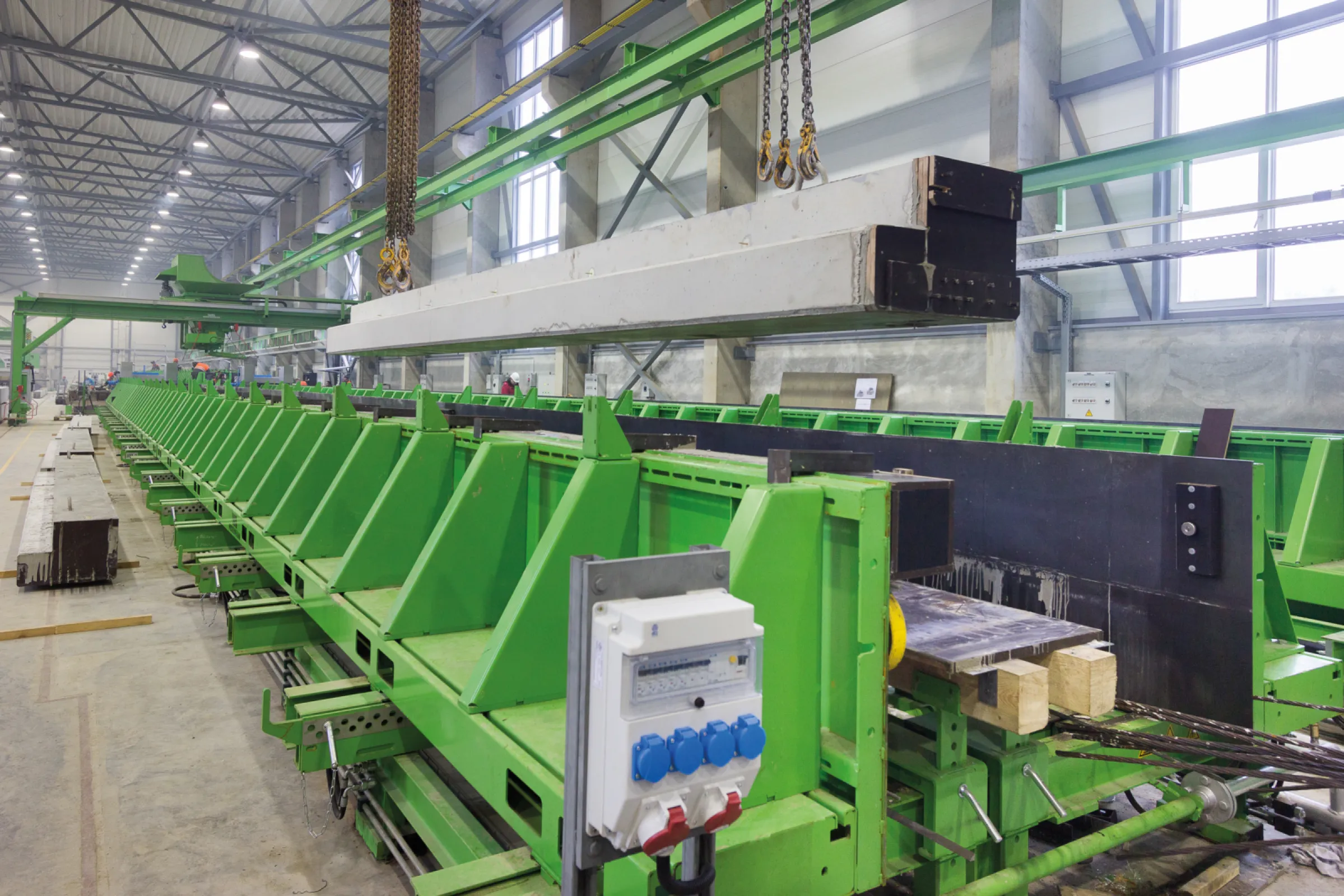 Hydraulically operated prestressing moulds