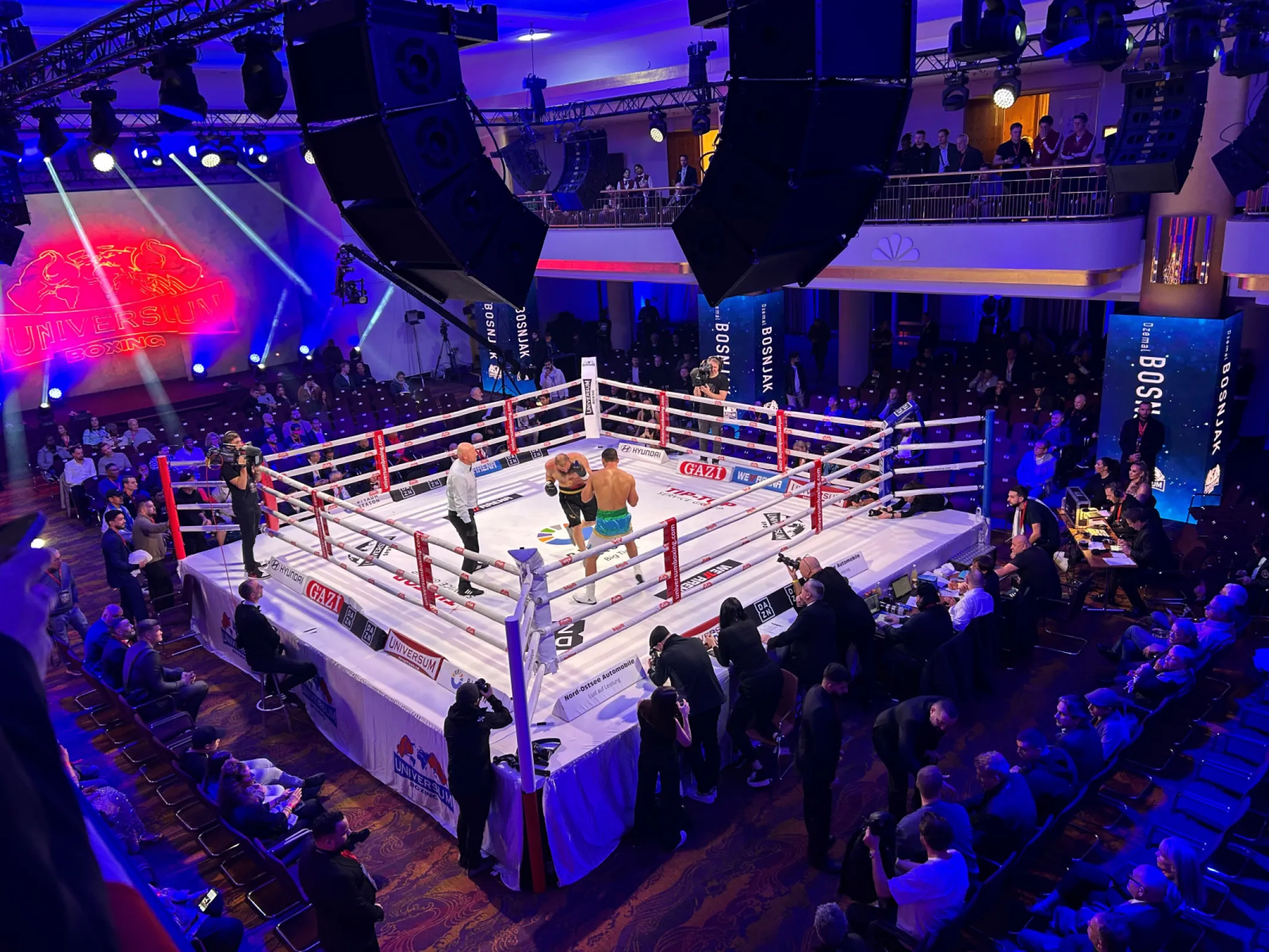 Extraordinary Events - live boxing match