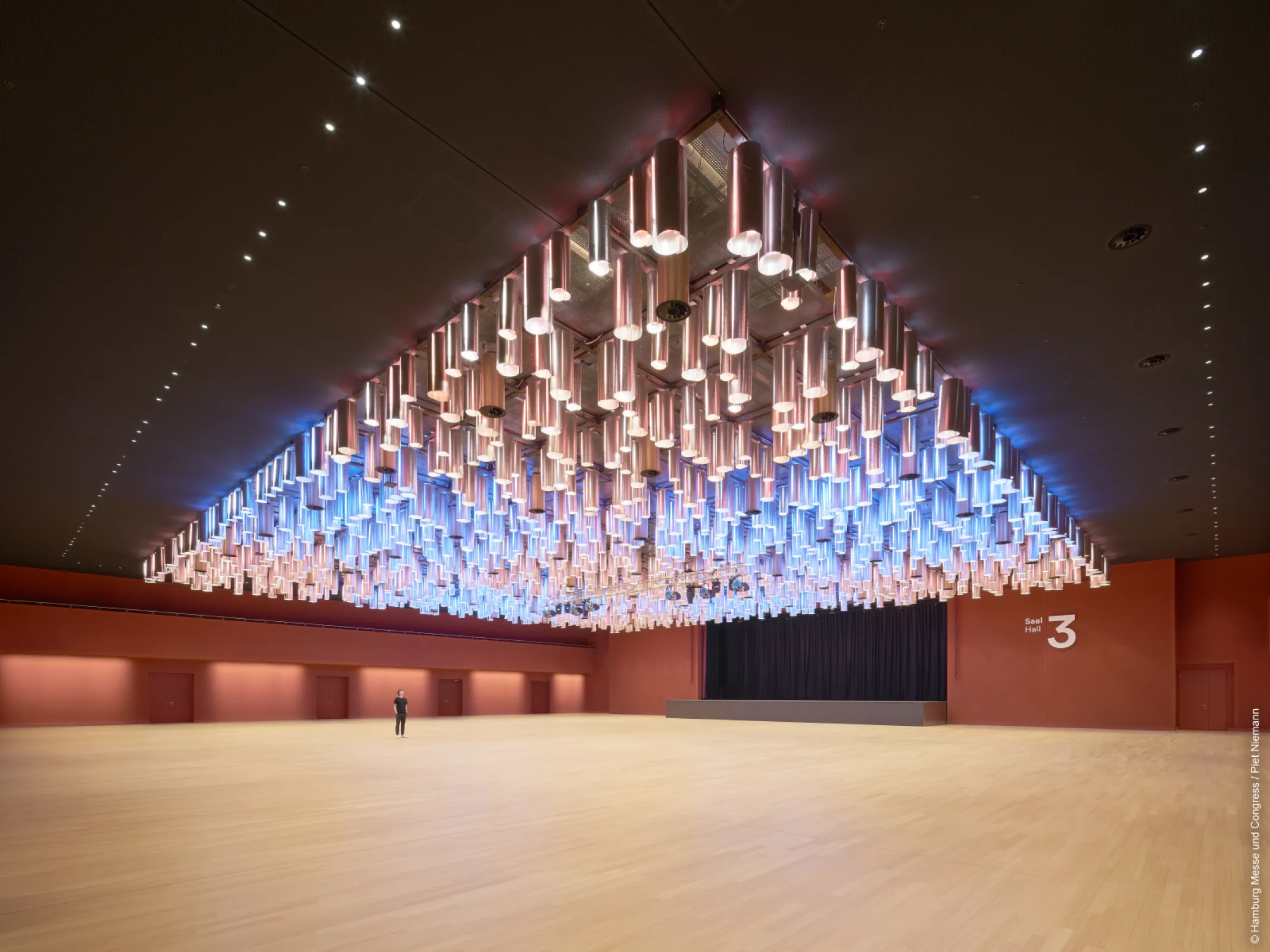 Hall 3- Hamburg’s largest ballroom with unique lighting array © Hamburg Messe und Congress / Piet Niemann