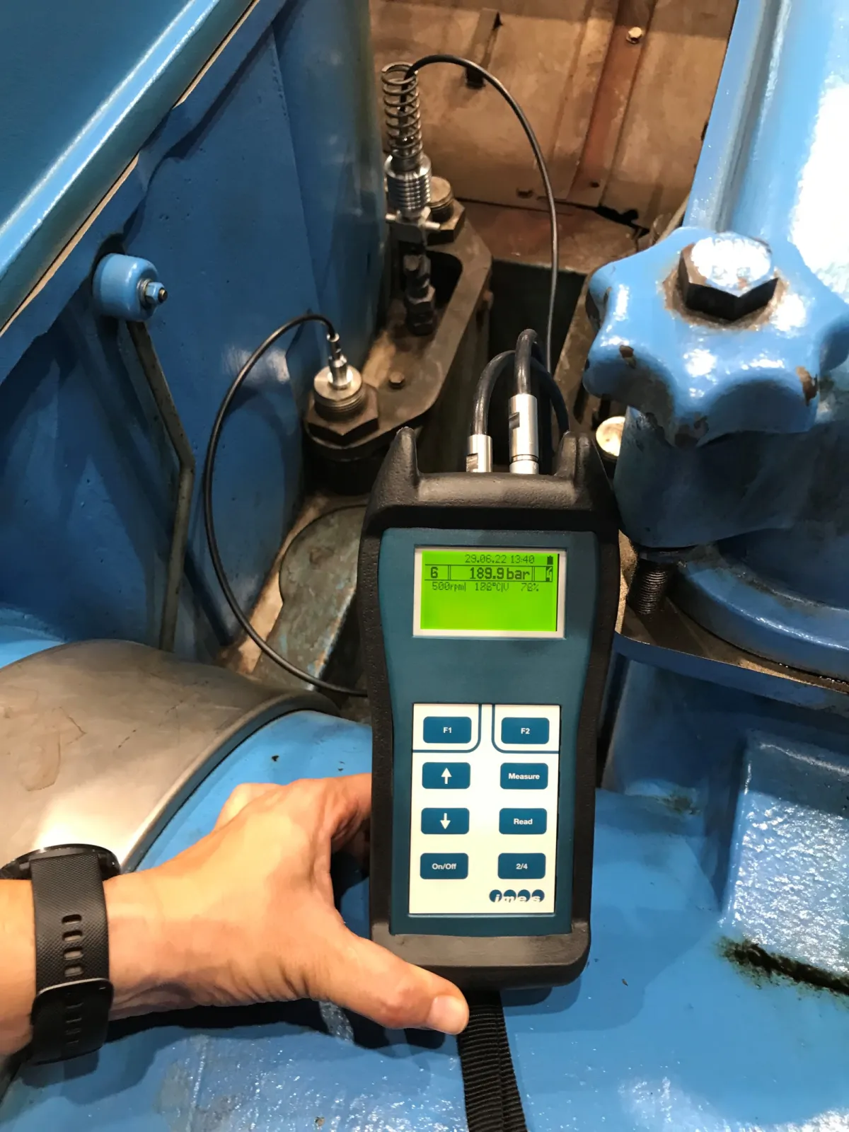 EPM-XPplus-vibro installed on a MAN 12V 48/60 engine