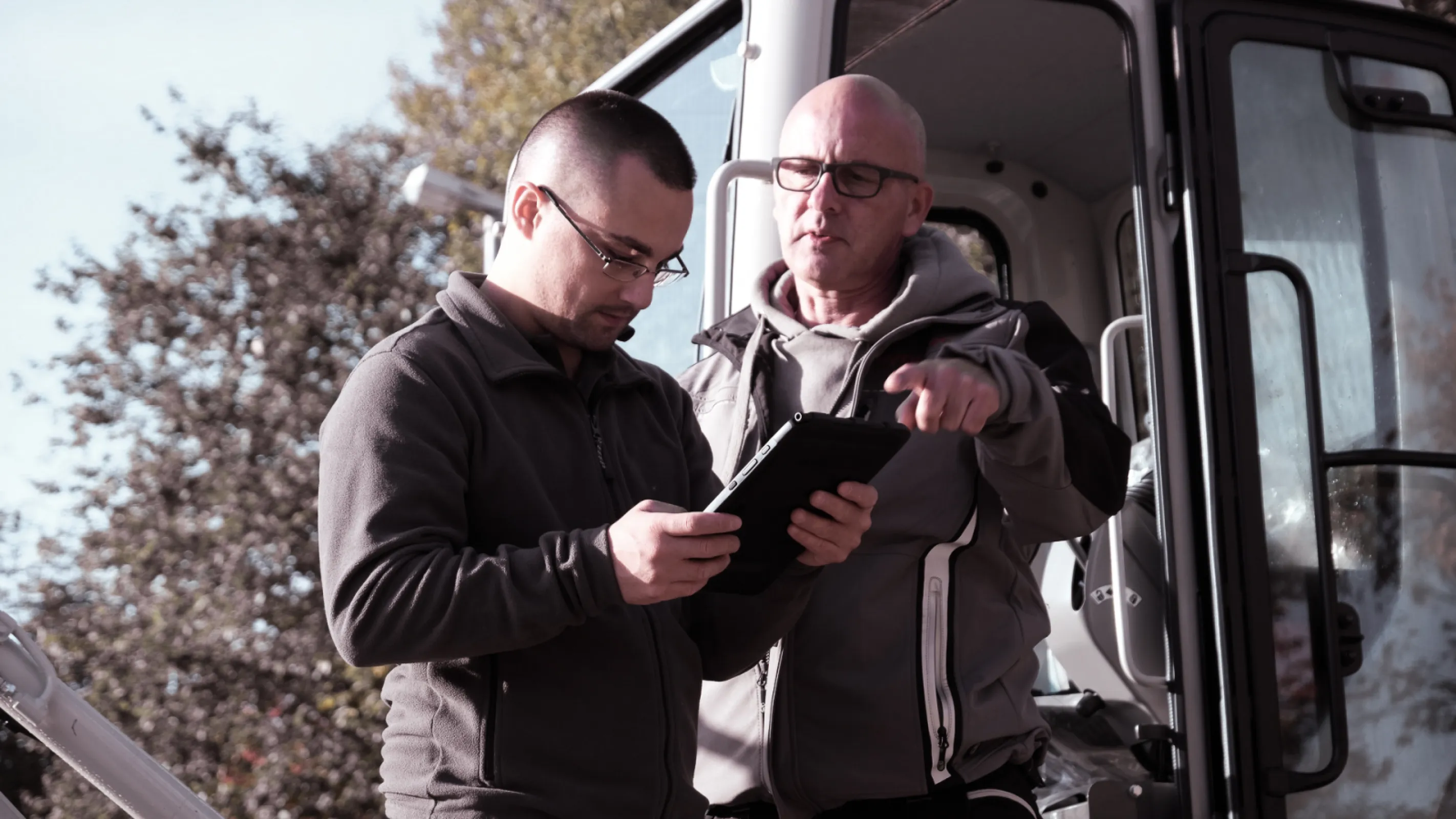 Site workers using SAM on a tablet to access asset data and digital inspection protocols directly on location.
