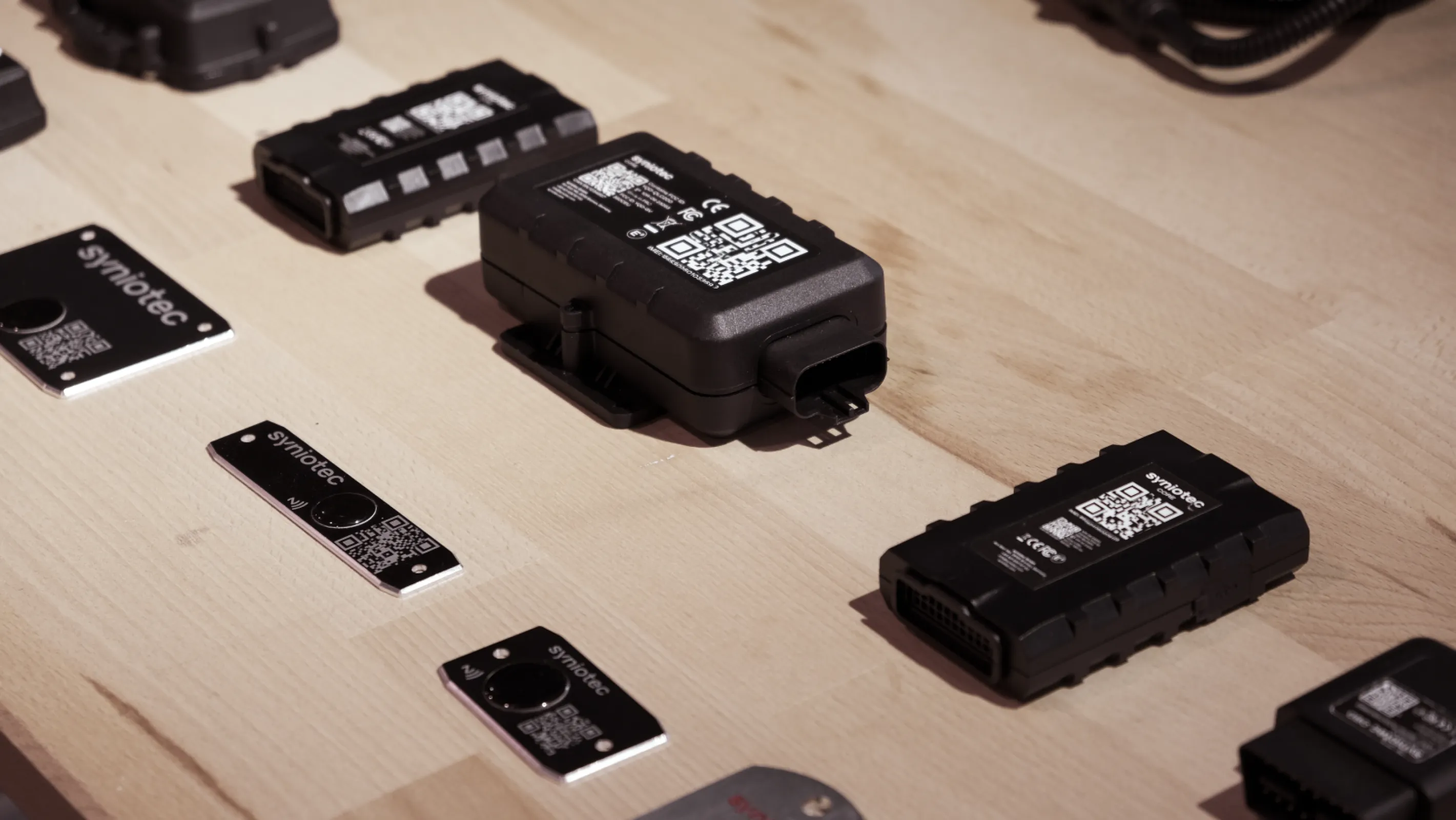 Overview of syniotec’s IoT devices – from Bluetooth trackers to GPS and CAN-Bus telematics modules.