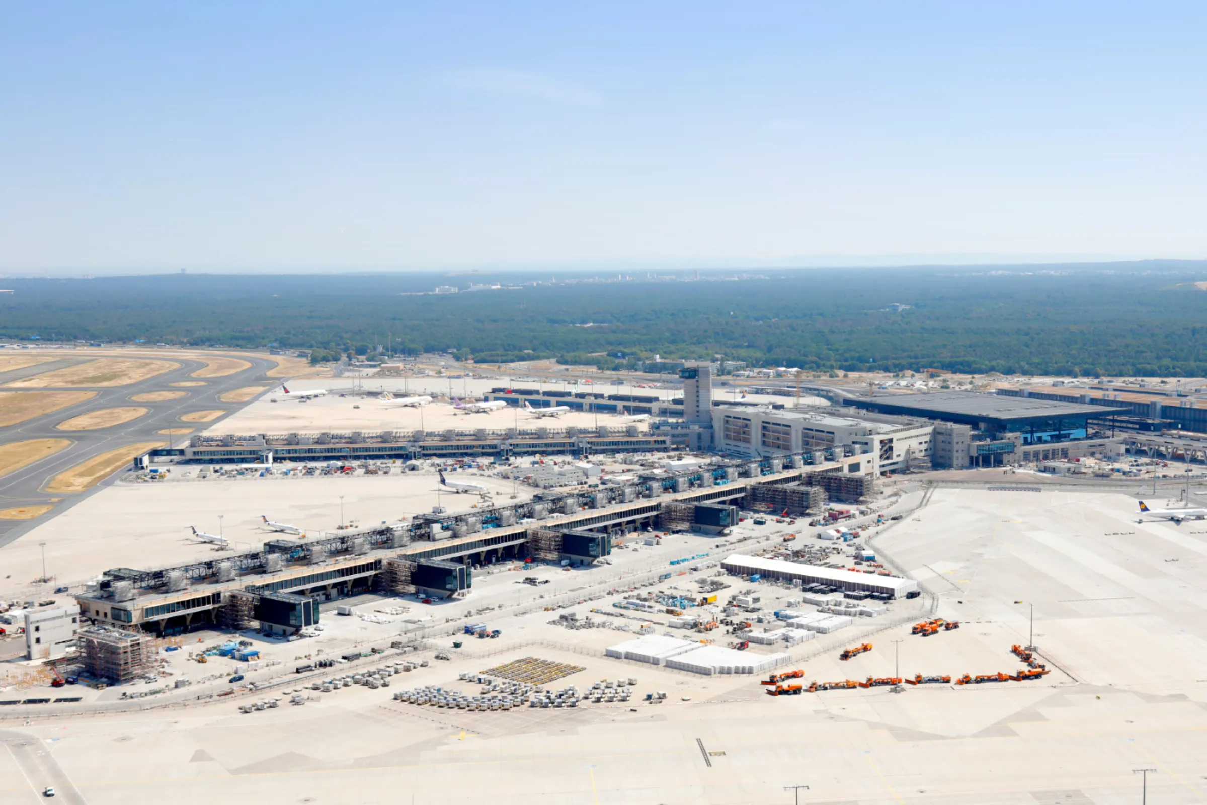 Airport Frankfurt, Germany: For the technical building equipment PohlCon produced, supplied and installed 123 km of cable trays and almost 50 km of vertical ladders. ©Fraport AG