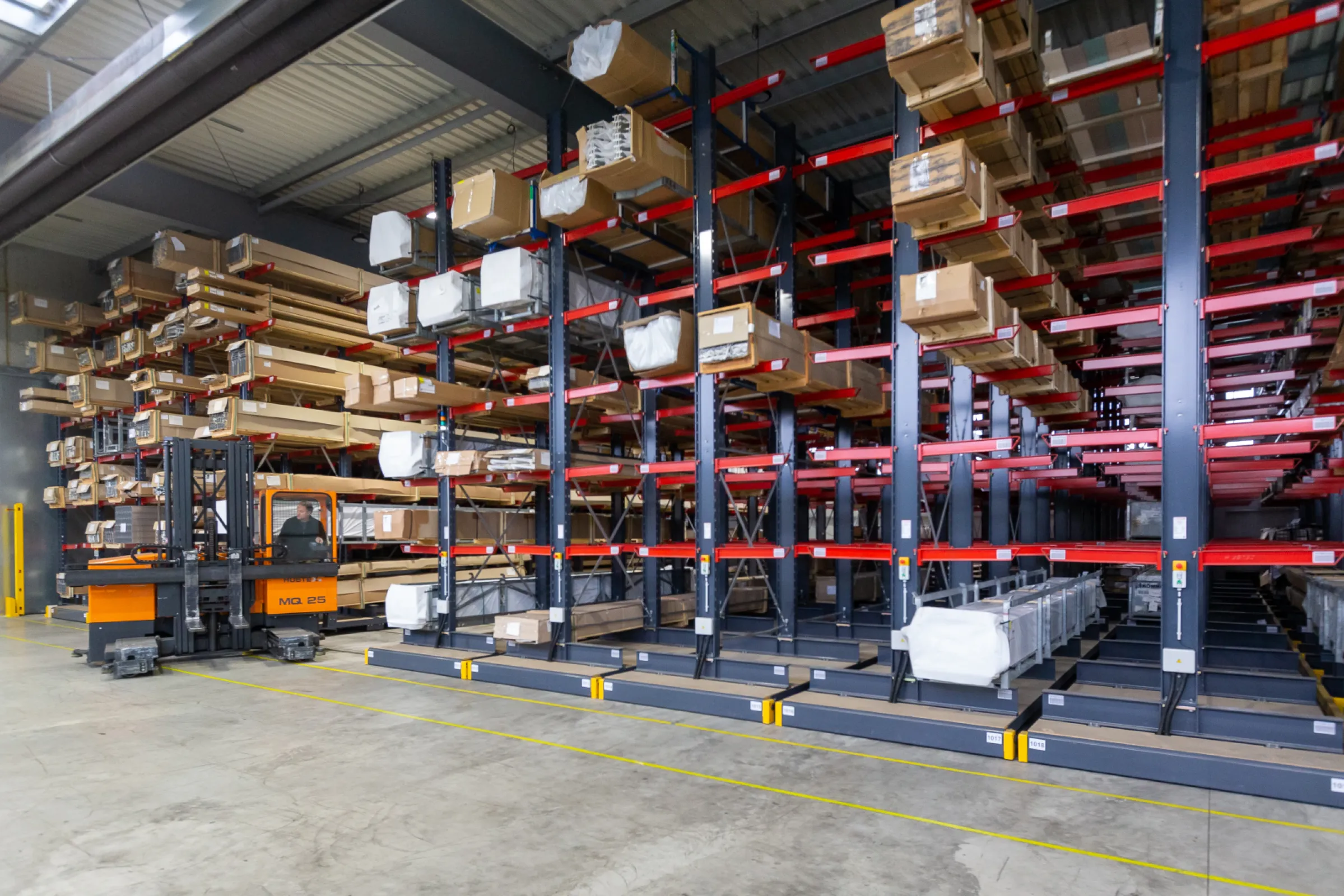 Mobile racking system for aluminium profiles