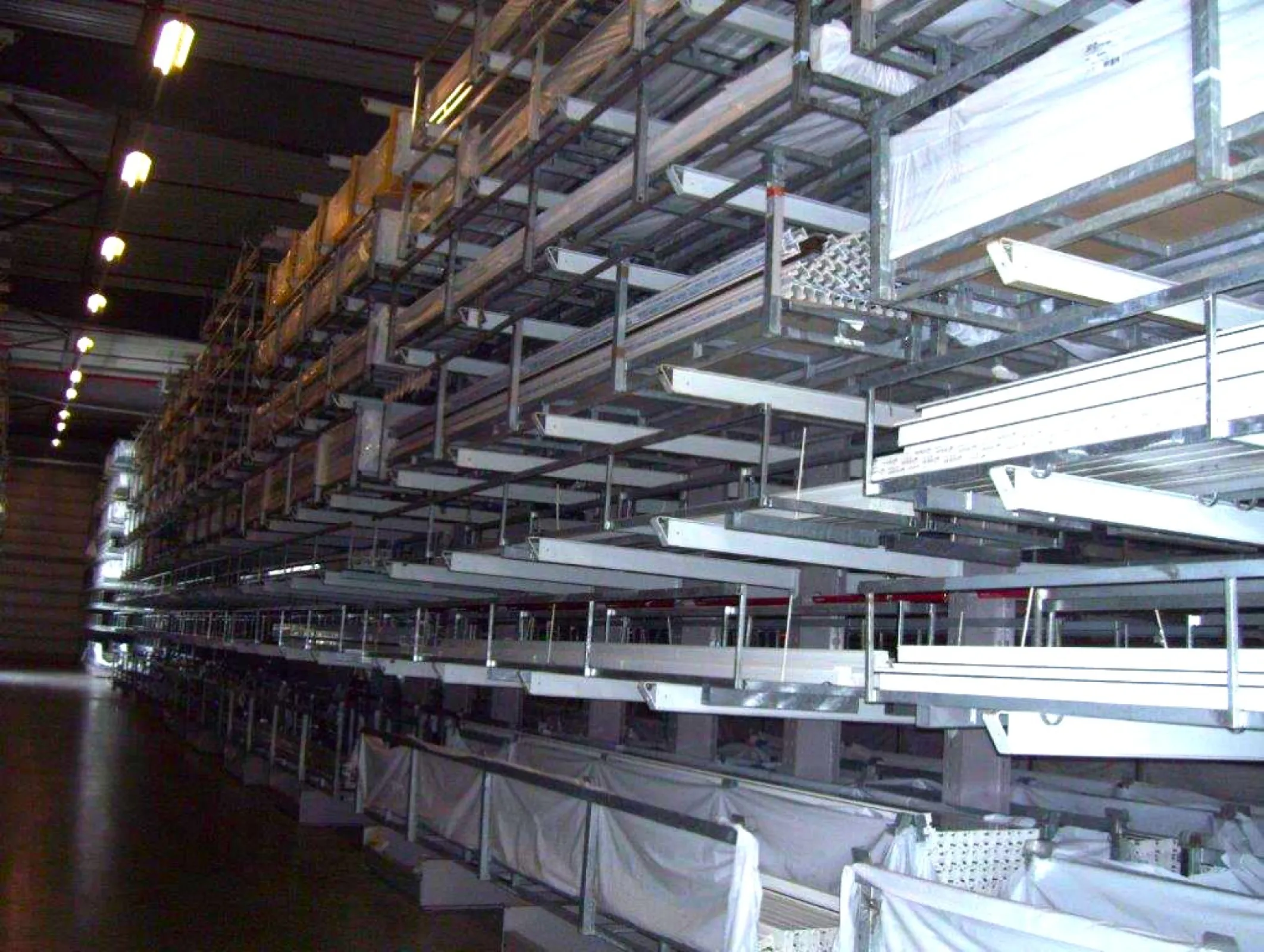 Cantilever racking for the storage of window profiles