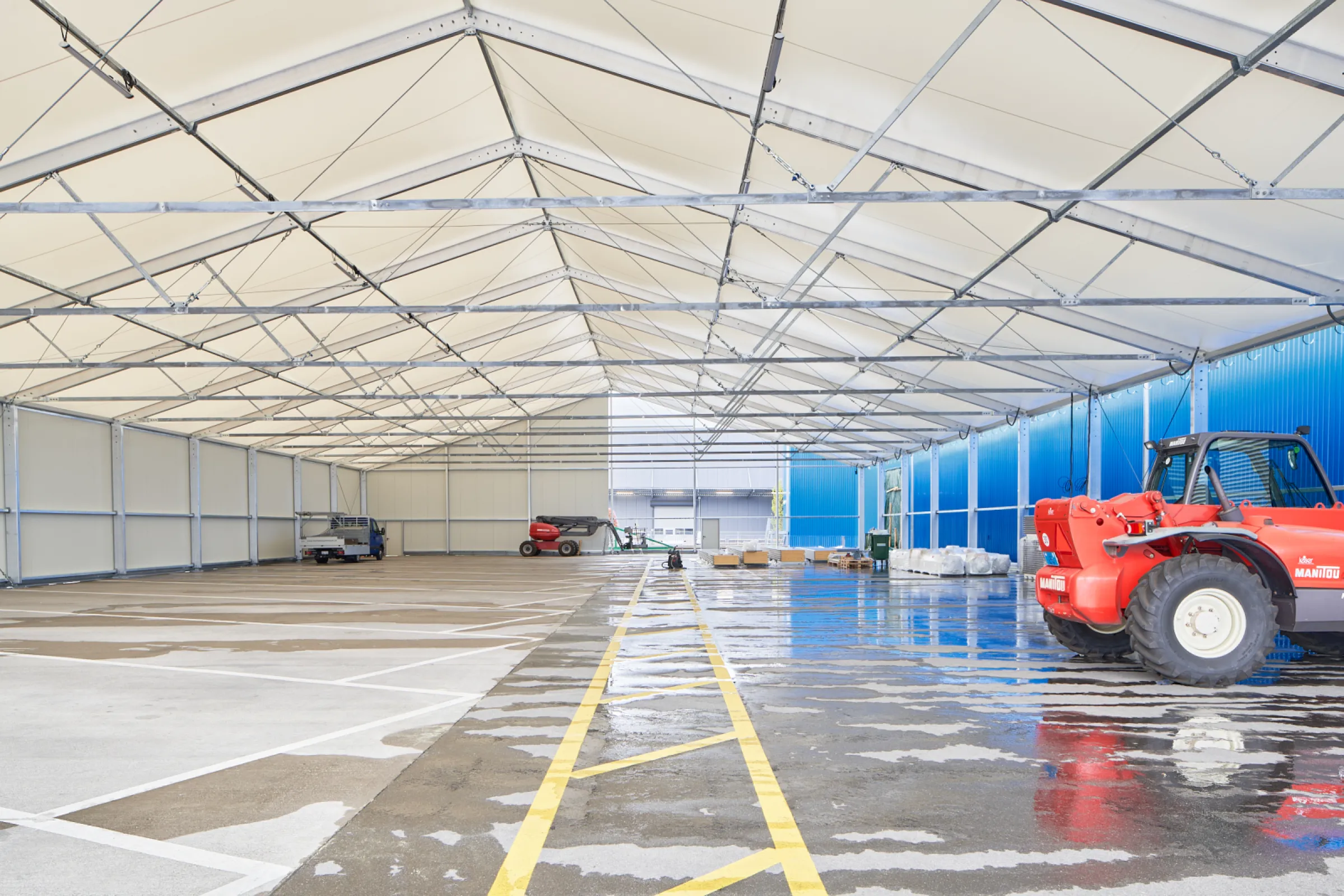 Loading/unloading canopy at a logistics center
