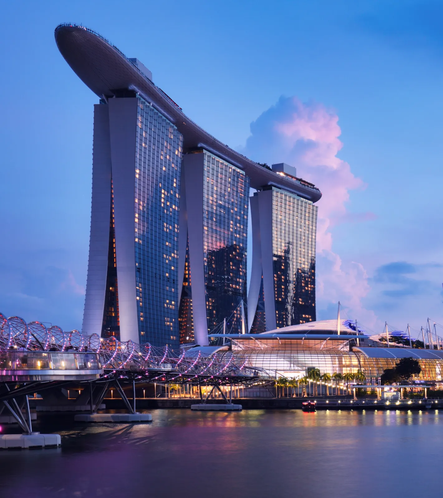 "Marina Bay Sands": For Singapore's  glamourous integrated resort PohlCon supplied anchor channels JTA to securely attach the glass facade.