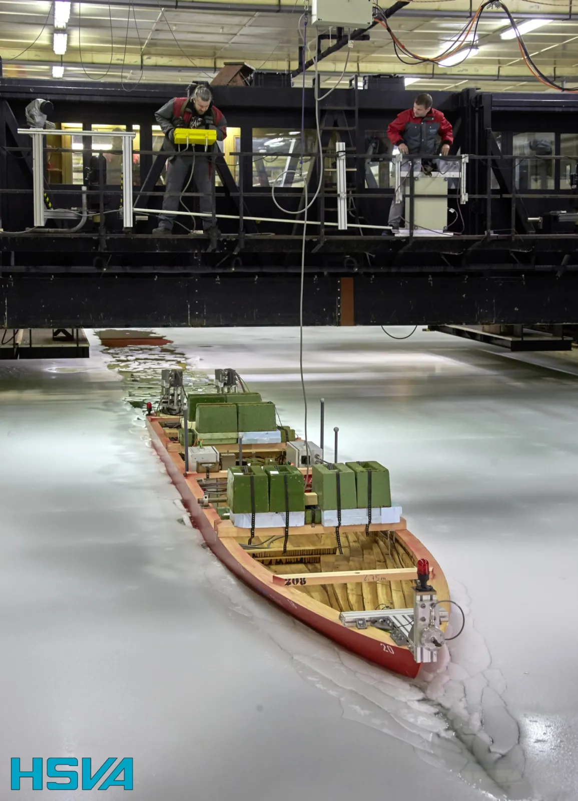 Model test in level ice in the large ice model basin