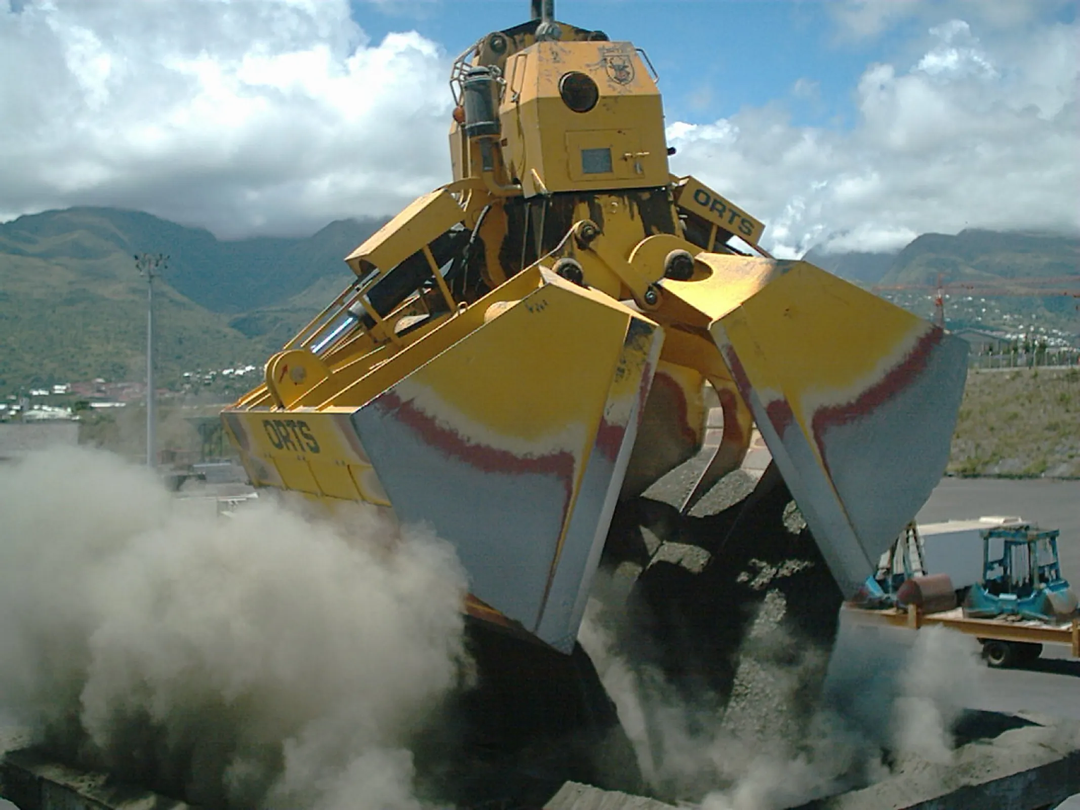 Orts DHS 12 cbm (radio controlled diesel-hydraulic clamshell grab)